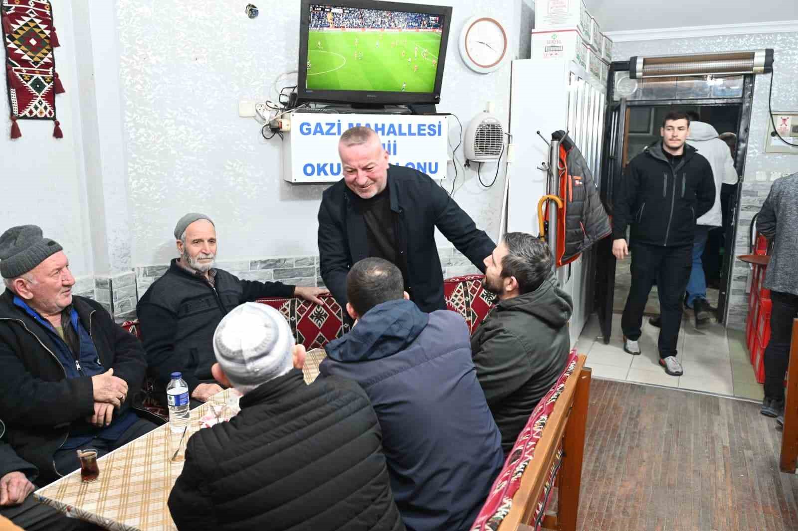 Başkan teravih sonrası vatandaşlarla buluştu
Başkan teravih sonrası vatandaşlarla buluştu