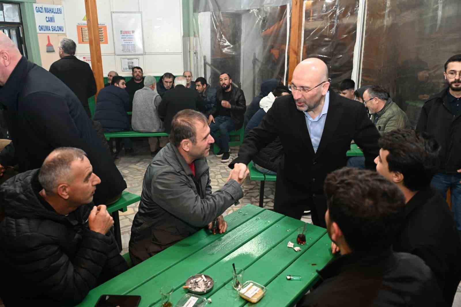 Başkan teravih sonrası vatandaşlarla buluştu
Başkan teravih sonrası vatandaşlarla buluştu