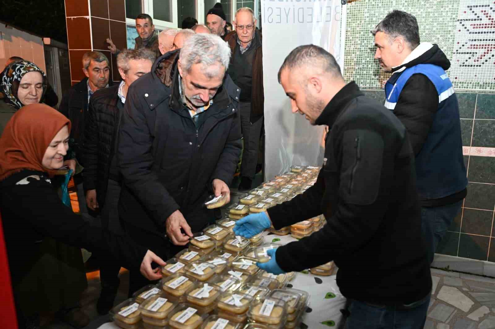 Başkan teravih sonrası vatandaşlarla buluştu
Başkan teravih sonrası vatandaşlarla buluştu