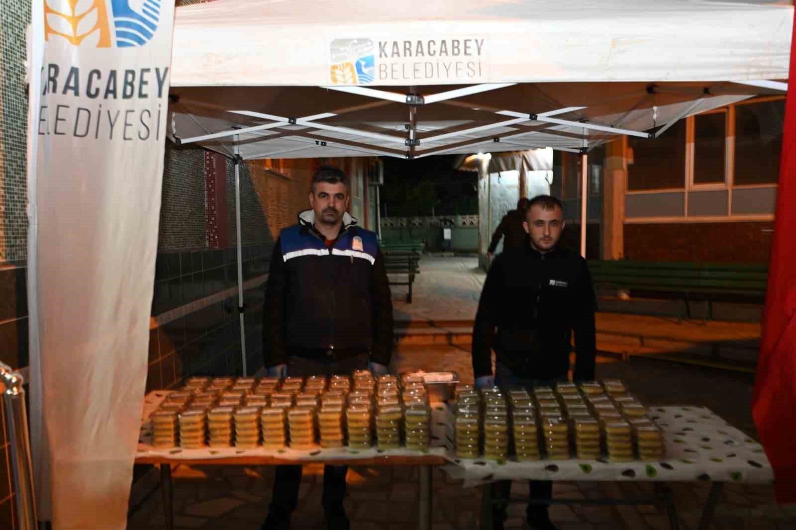 Başkan teravih sonrası vatandaşlarla buluştu
Başkan teravih sonrası vatandaşlarla buluştu