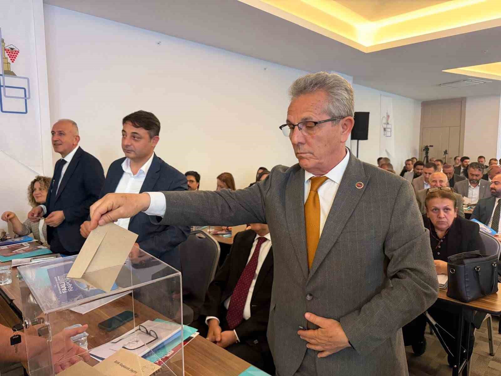 Başkan Tetik Ege Belediyeler Birliği encümen üyeliğine yeniden seçildi
