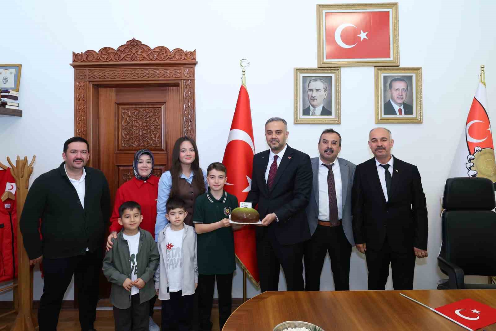 Başkan Toptaş, 23 Nisan’da koltuğunu minik Halil’e devretti
