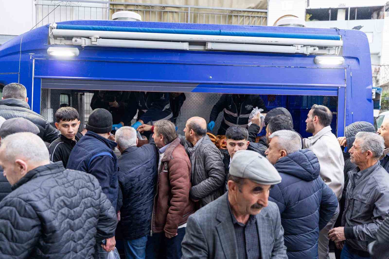 Başkan Tugay bayram namazında Bucalılarla buluştu
