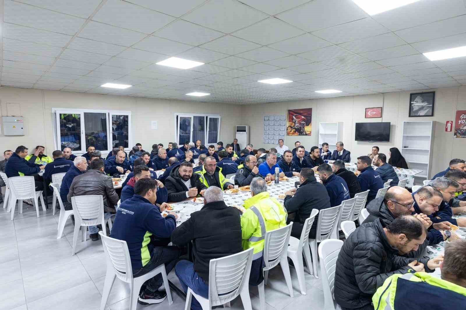 Başkan Tugay, mesaiye emekçi ile başladı
