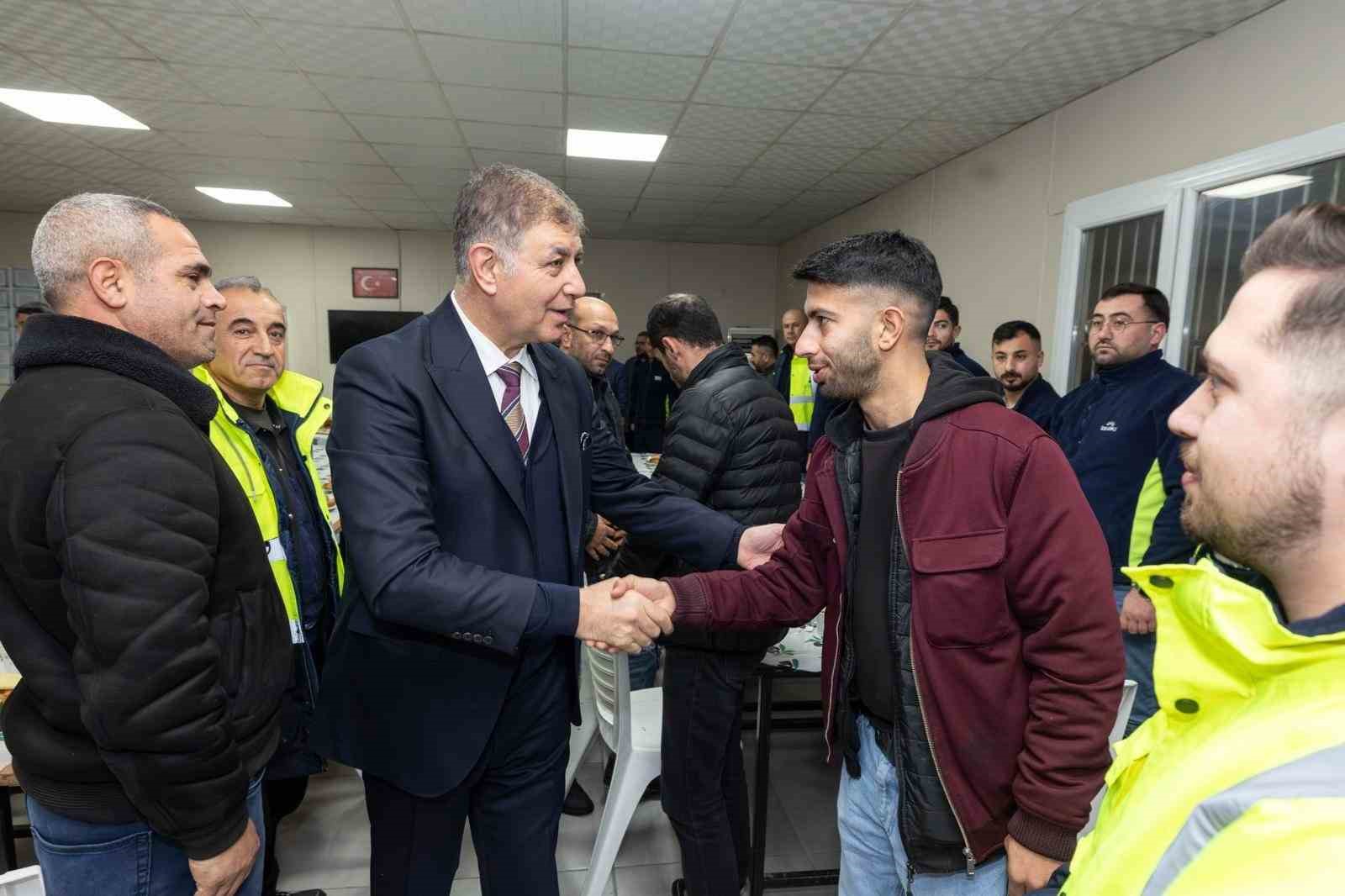 Başkan Tugay, mesaiye emekçi ile başladı
