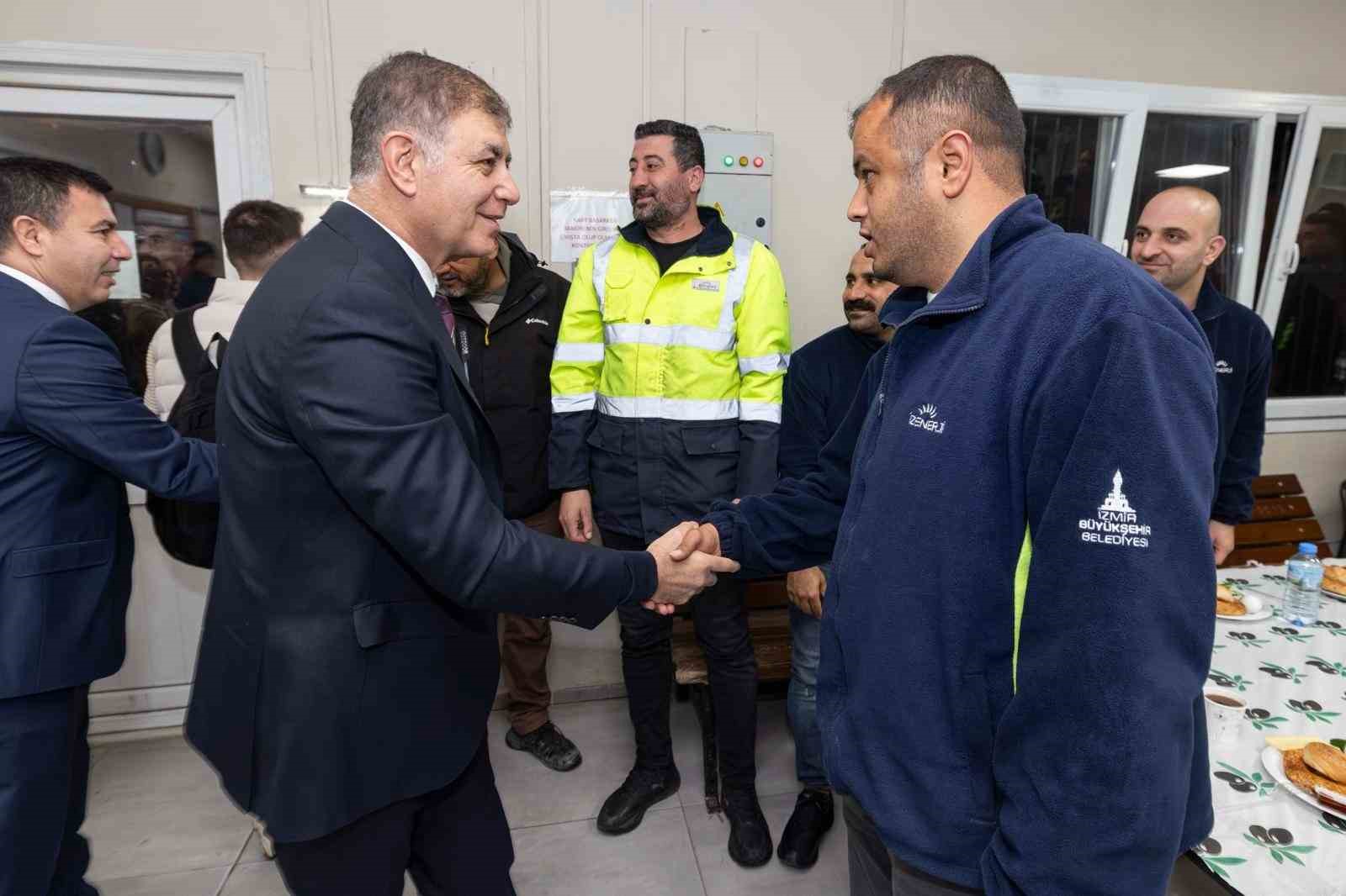 Başkan Tugay, mesaiye emekçi ile başladı
