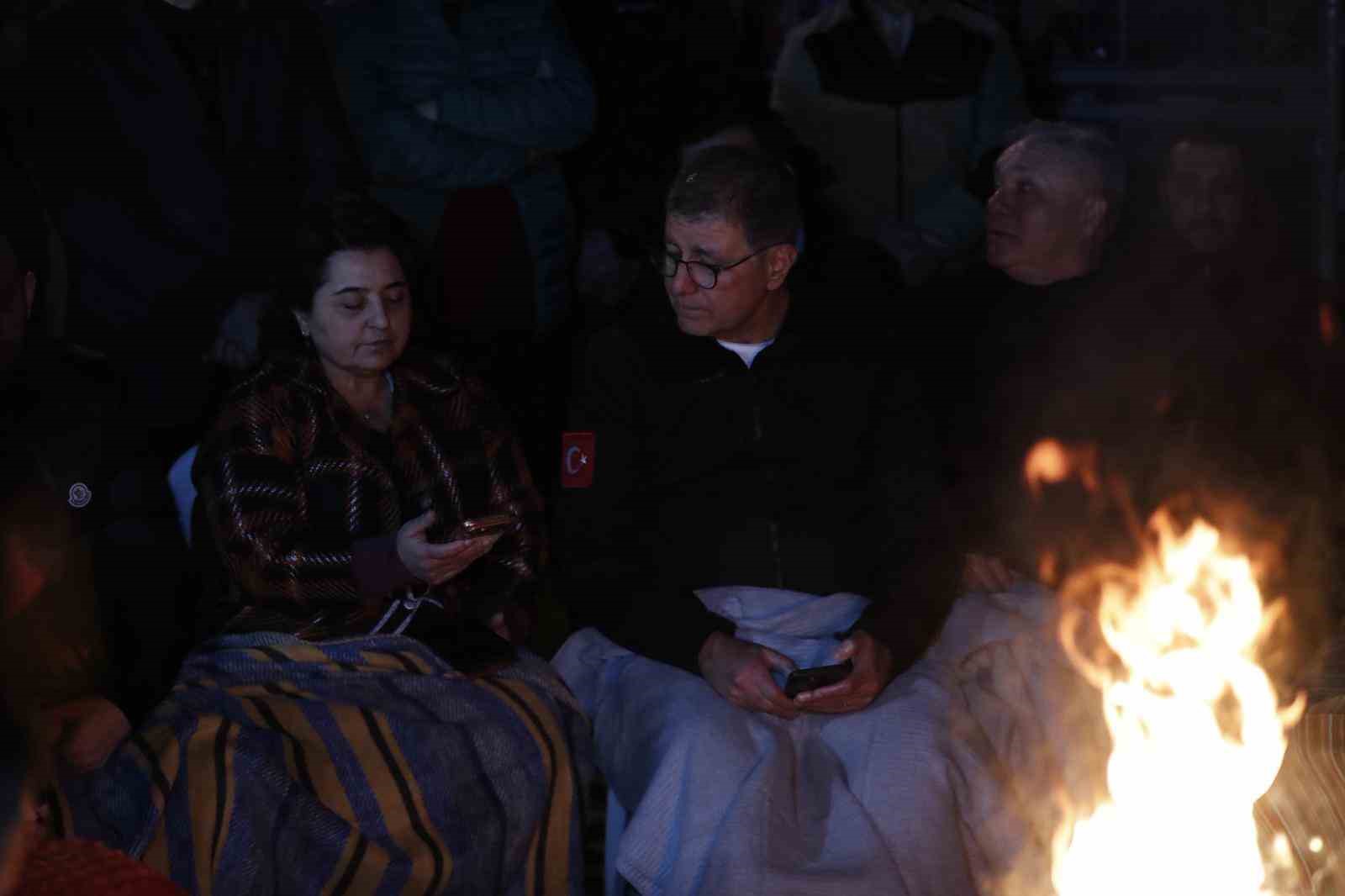Başkan Tugay, Meslek Fabrikası önünde sabahladı
