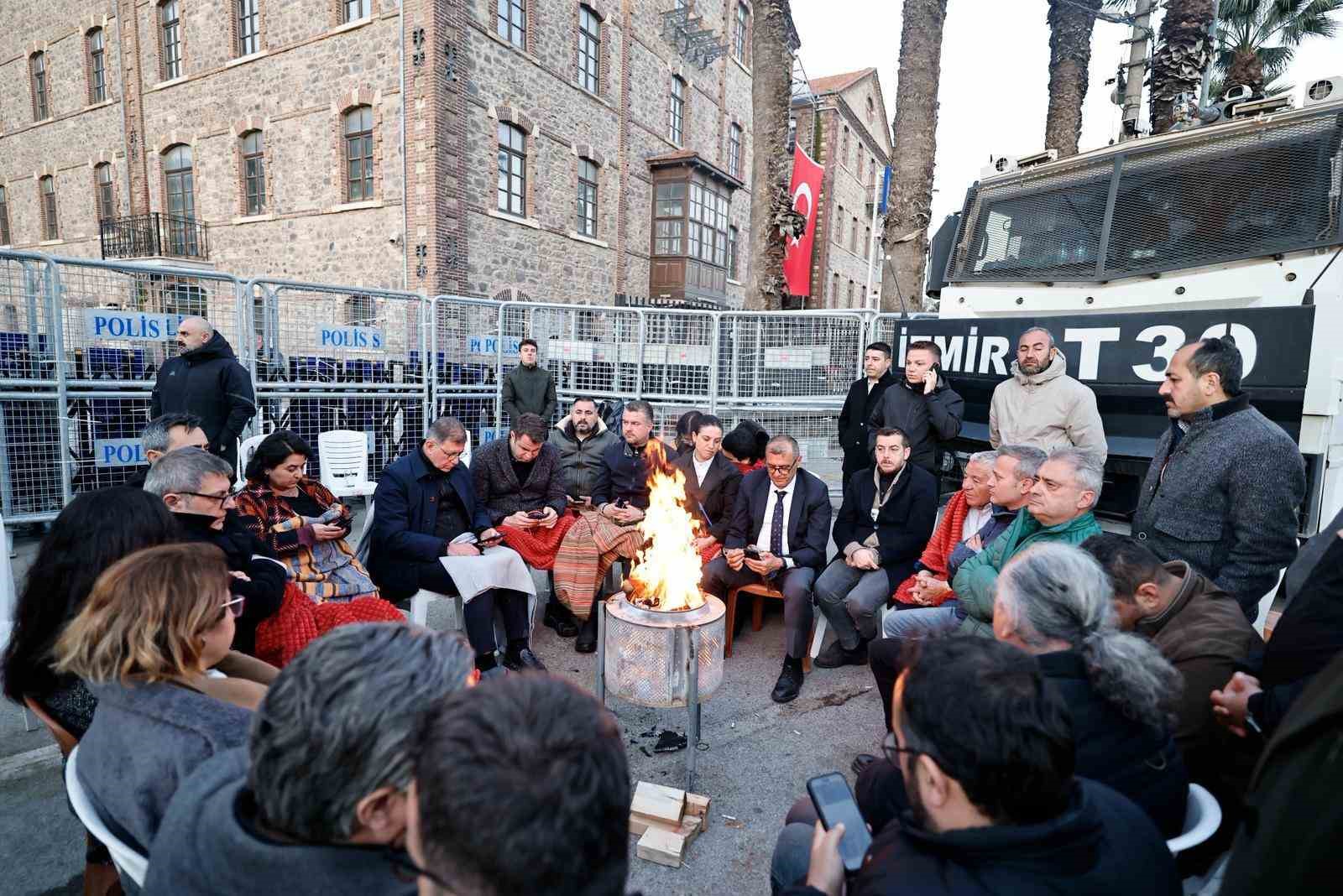 Başkan Tugay, Meslek Fabrikası önünde sabahladı
