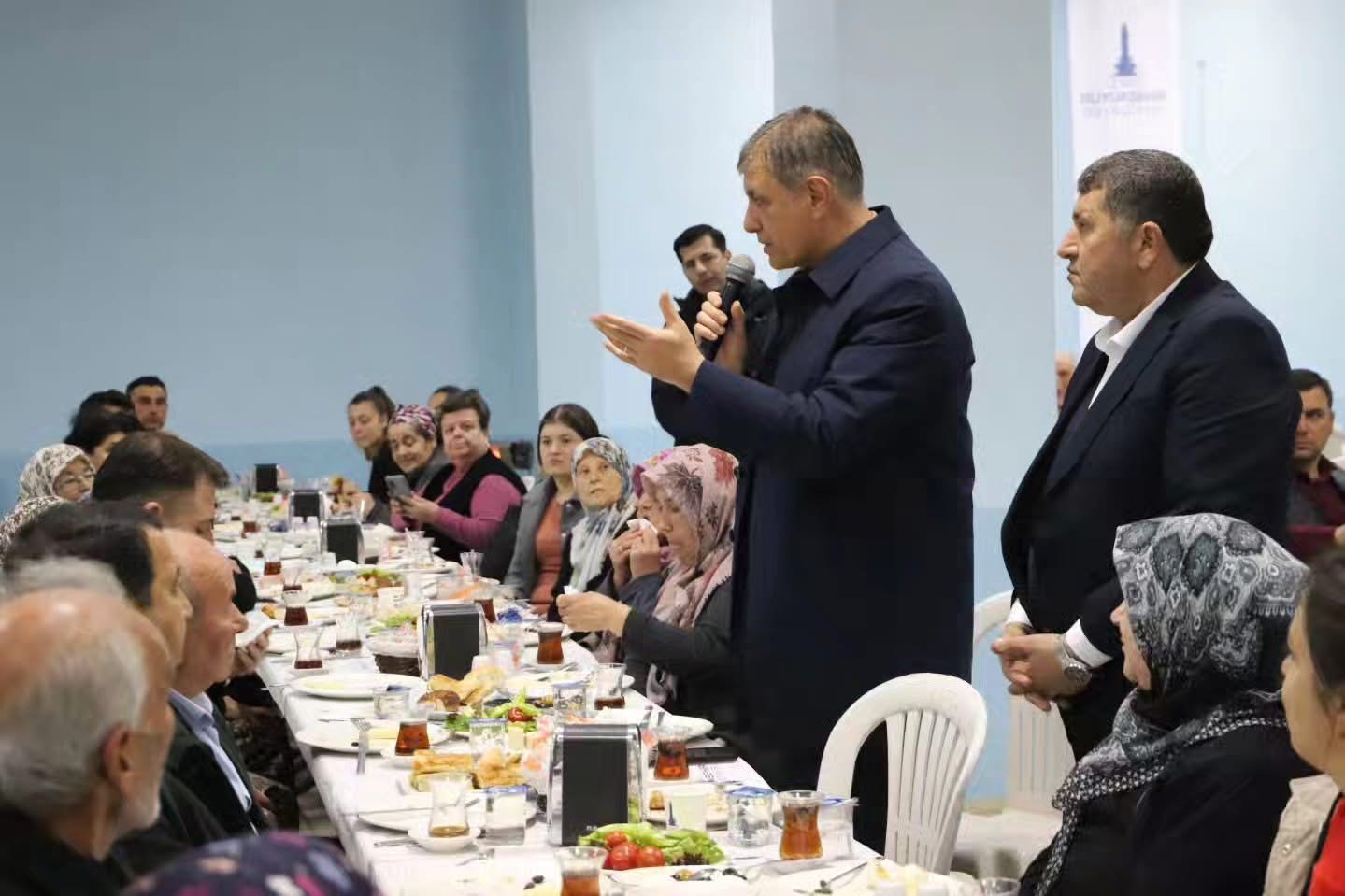 Başkan Tugay, sahur sofrasına konuk oldu
