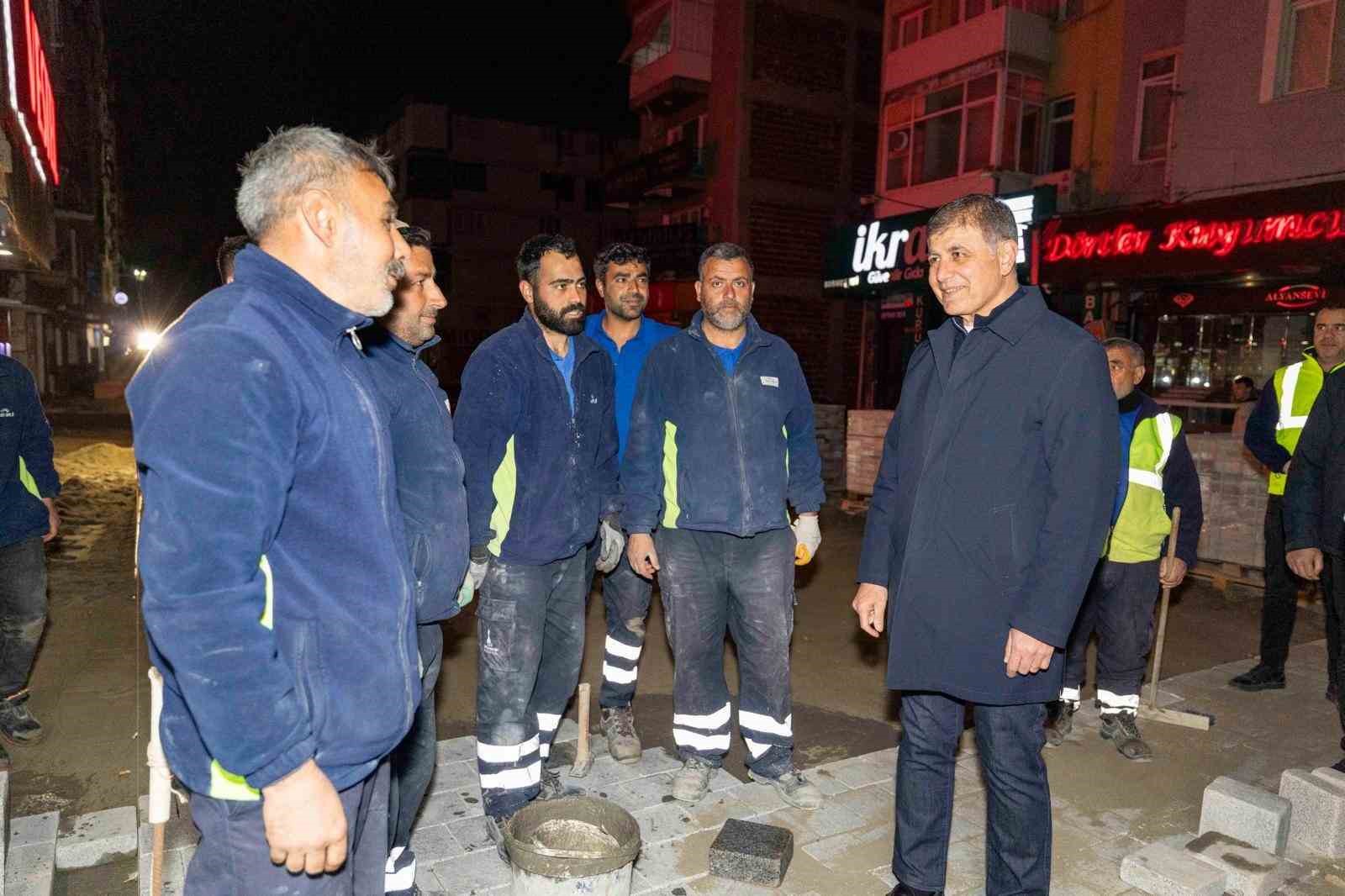 Başkan Tugay yol emekçileriyle gece mesaisinde buluştu
