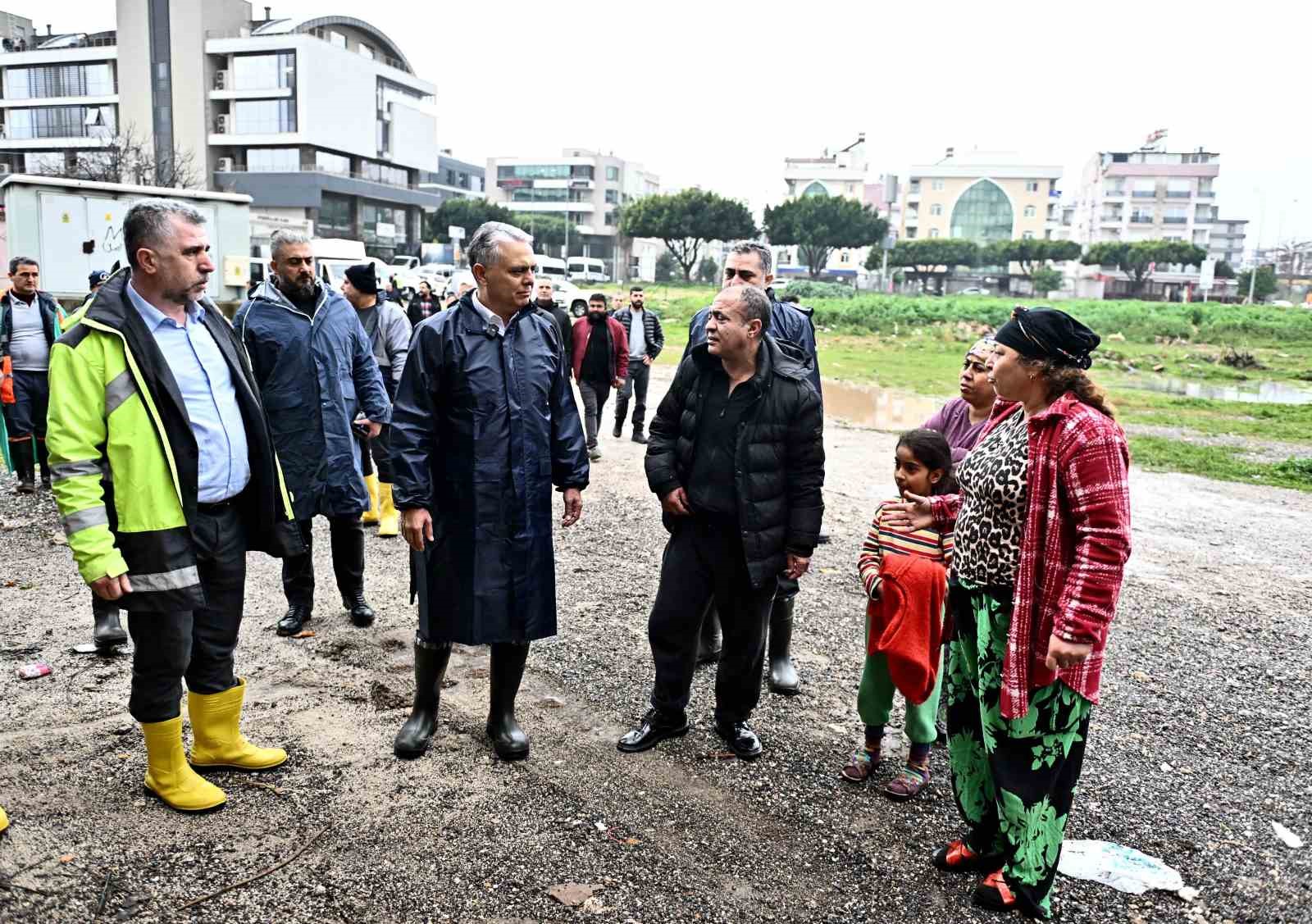 Başkan Uysal, sel baskınından zarar gören evlerde
