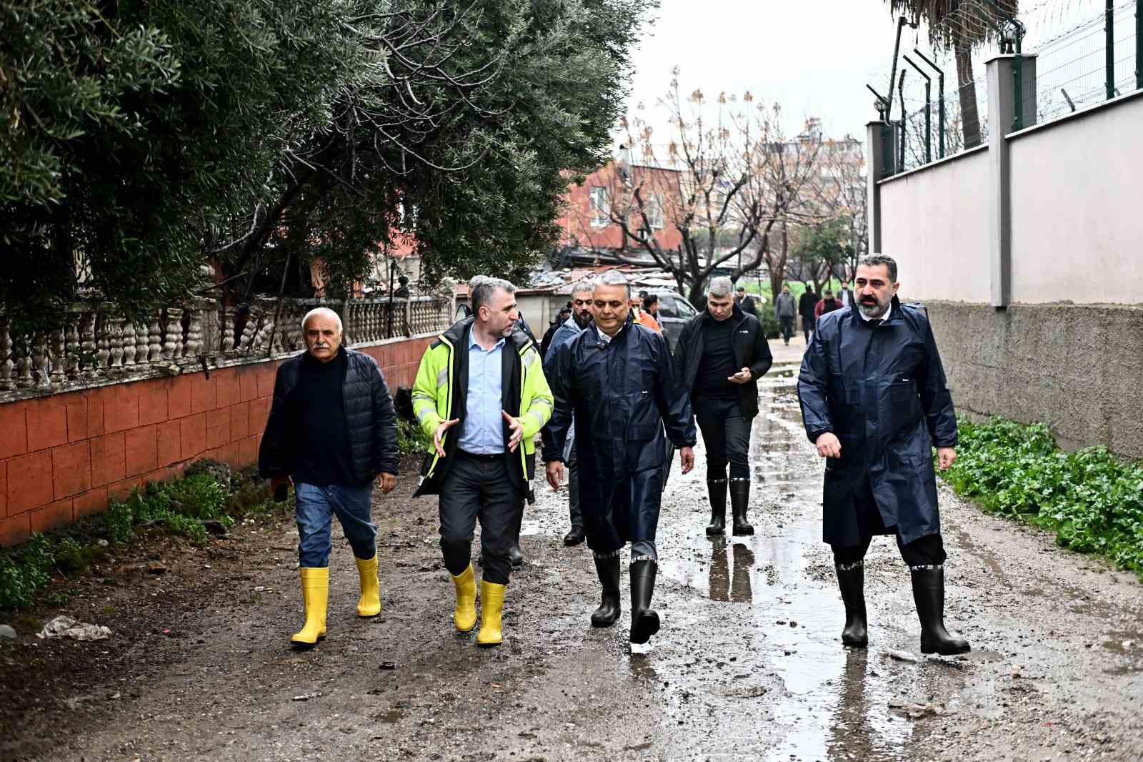 Başkan Uysal, sel baskınından zarar gören evlerde
