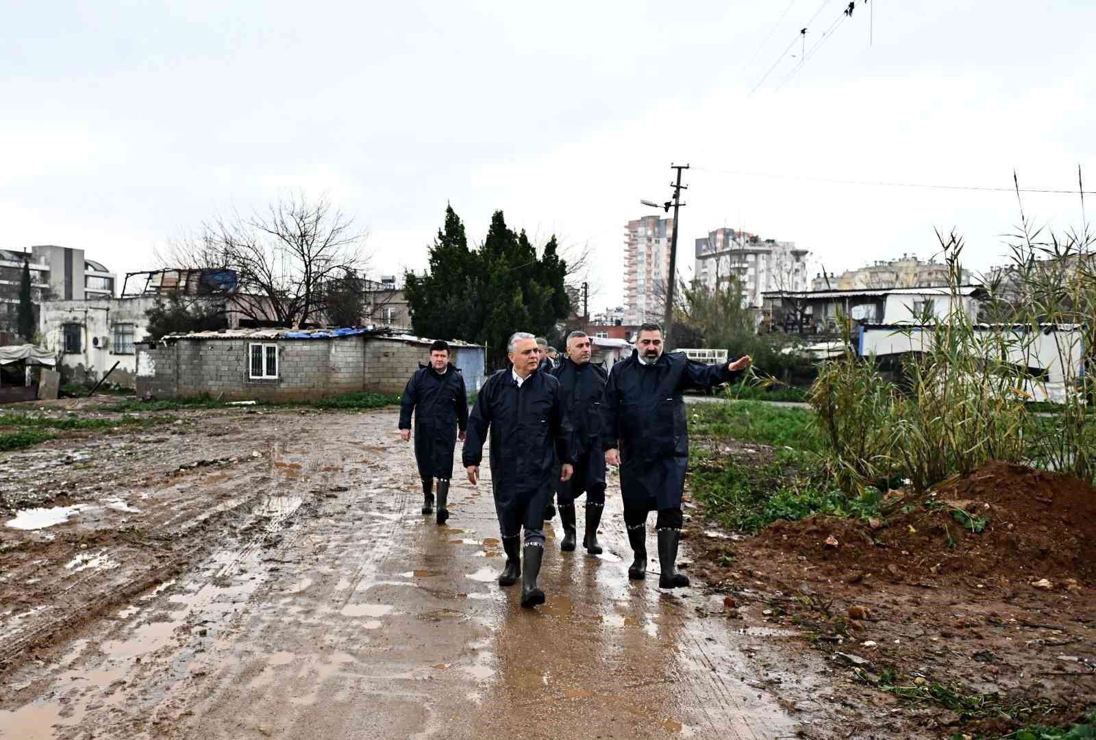 Başkan Uysal, sel baskınından zarar gören evlerde
