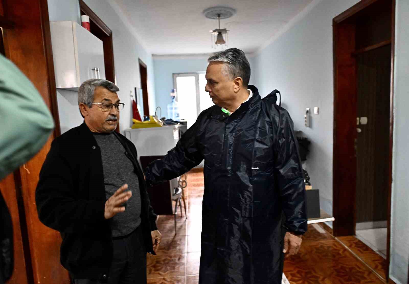 Başkan Uysal, sel baskınından zarar gören evlerde
