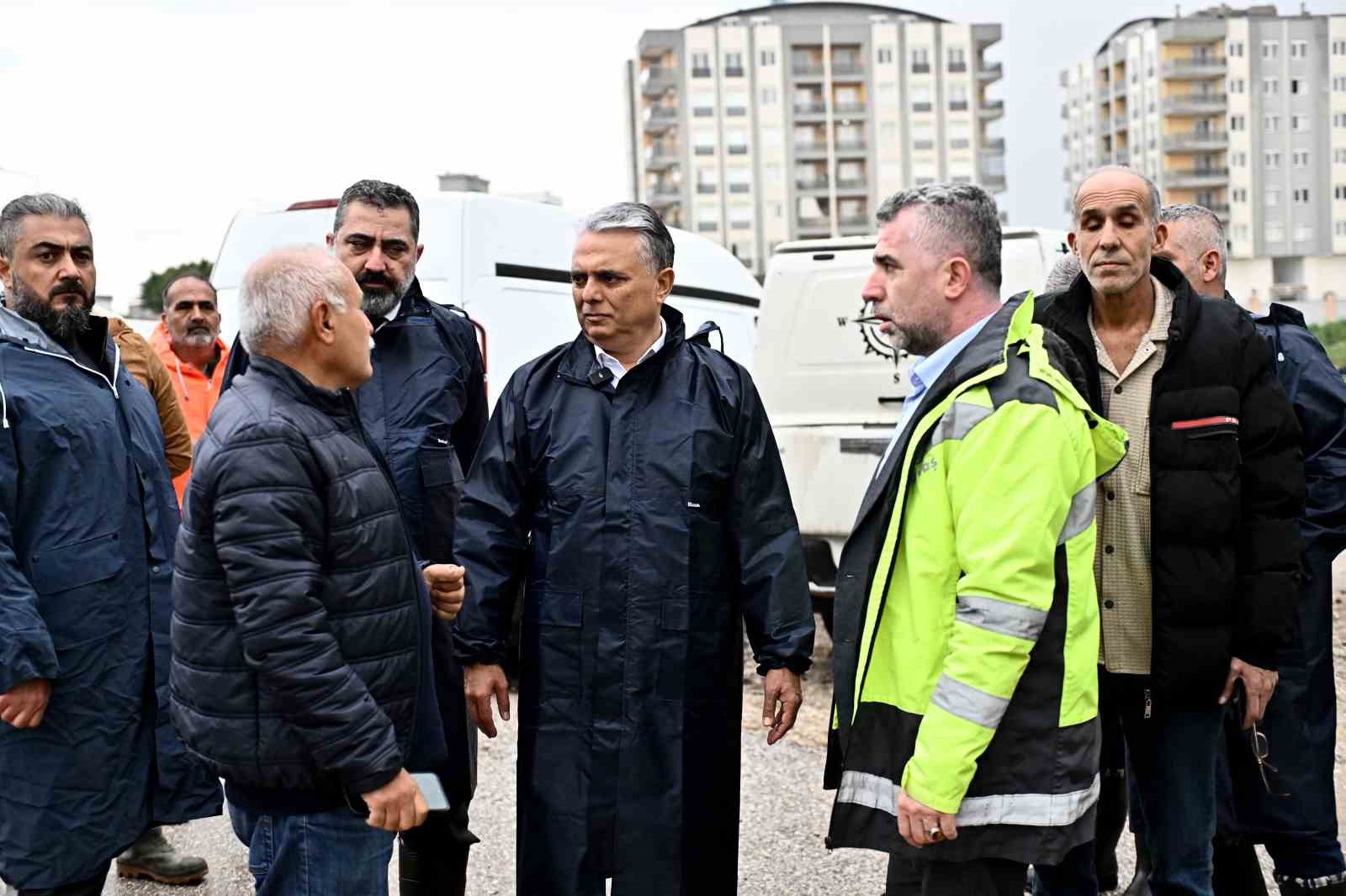 Başkan Uysal, sel baskınından zarar gören evlerde
