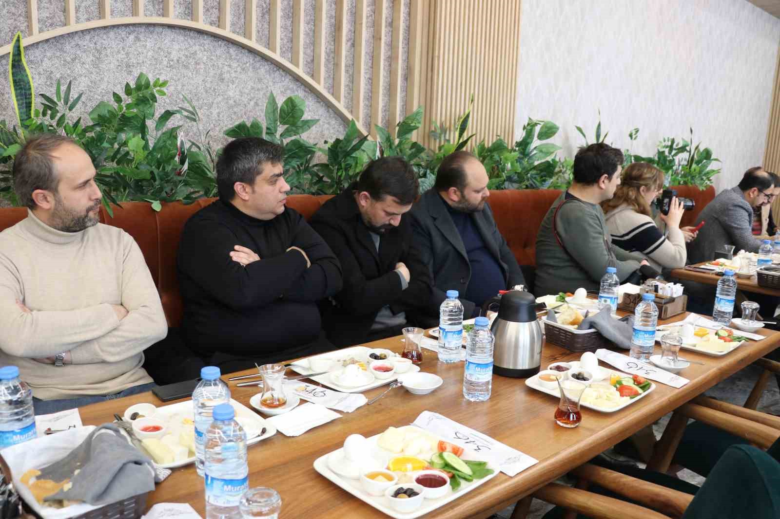 Başkan Uzun: "Sivas’tan Yunanistan sınırına kadar alanda karla mücadele ettik"
Başkan Uzun: "Sivas’tan Yunanistan sınırına kadar alanda karla mücadele ettik"