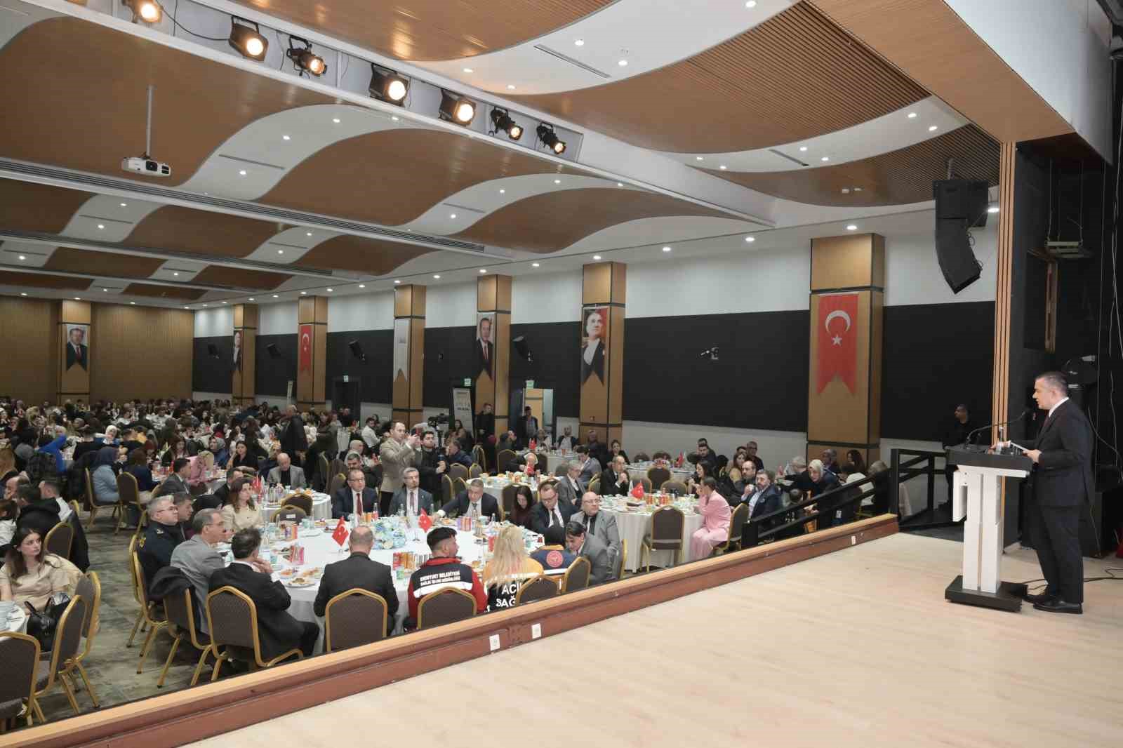 Başkan Vekili Aksoy, sağlık çalışanlarıyla iftarda buluştu
