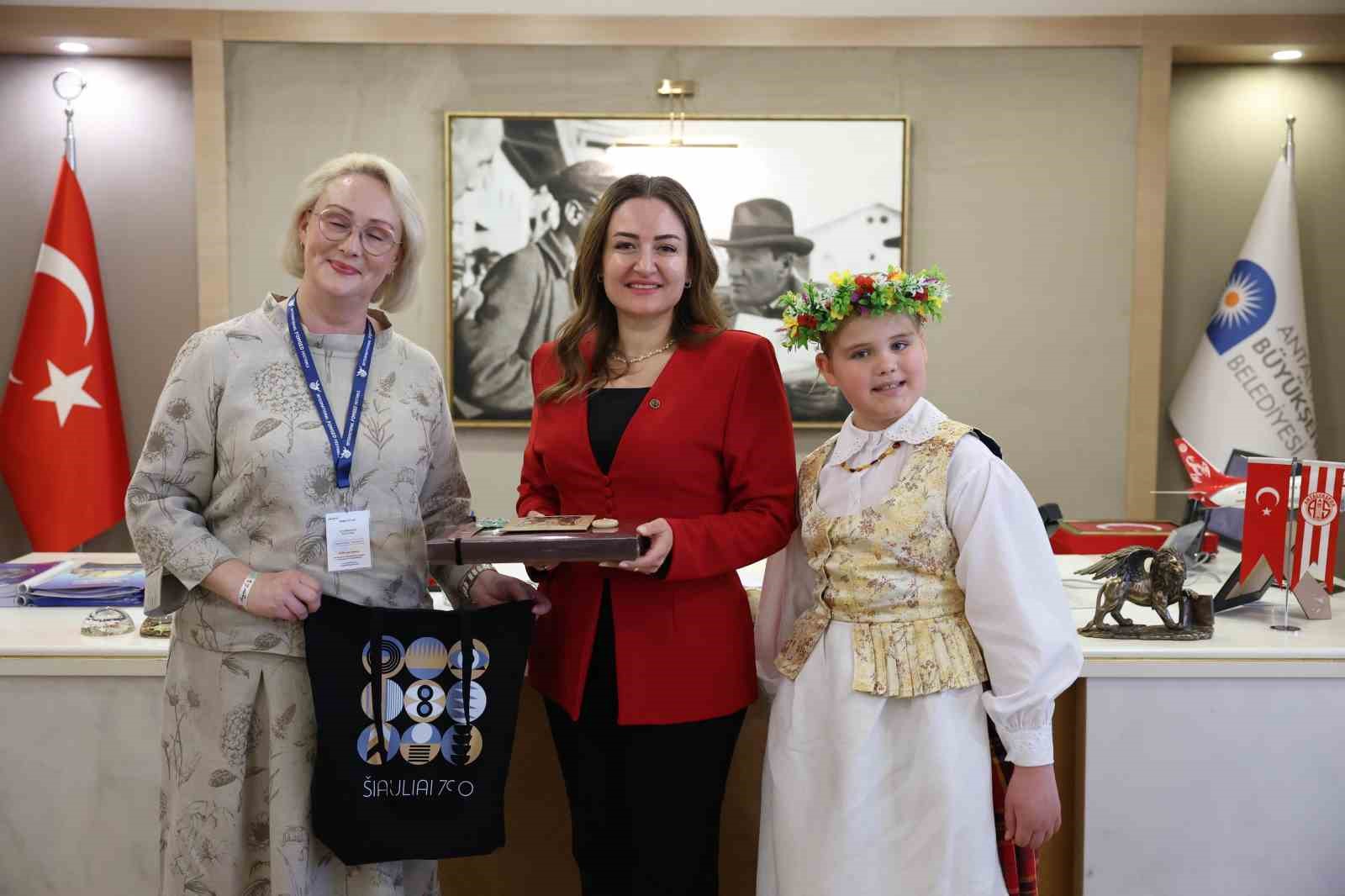 Başkan Vekili Büşra Özdemir dünya çocuklarını ağırladı
