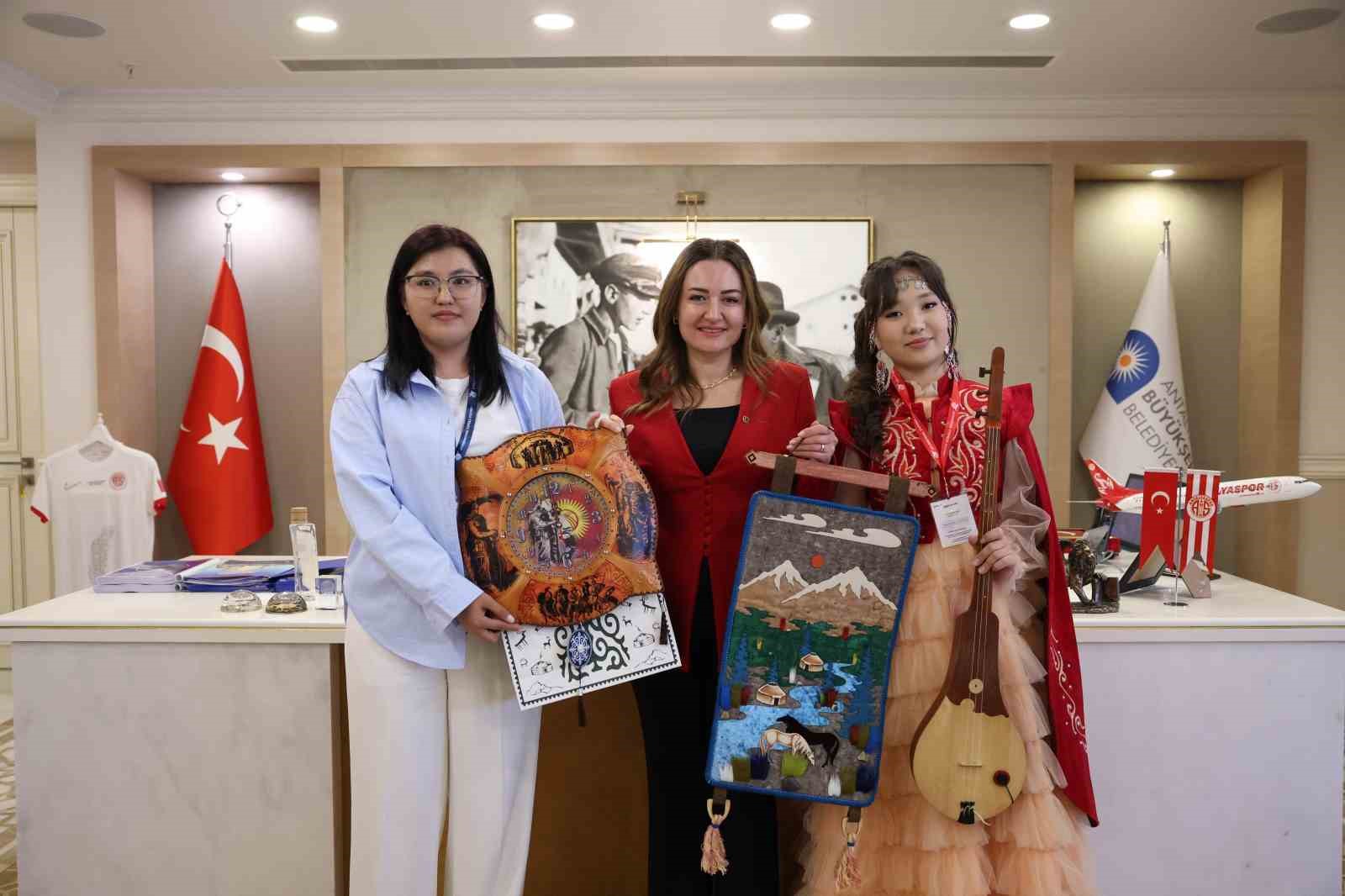 Başkan Vekili Büşra Özdemir dünya çocuklarını ağırladı
