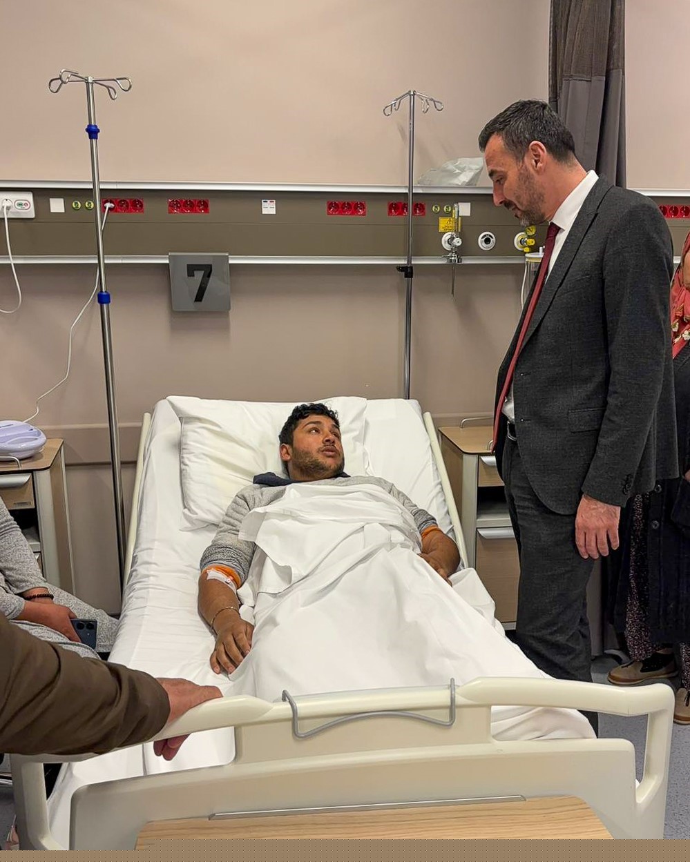 Başkan Vekili Çiçek, hastaneye giderek kazada yaralanan personelin durumu hakkında bilgi aldı
