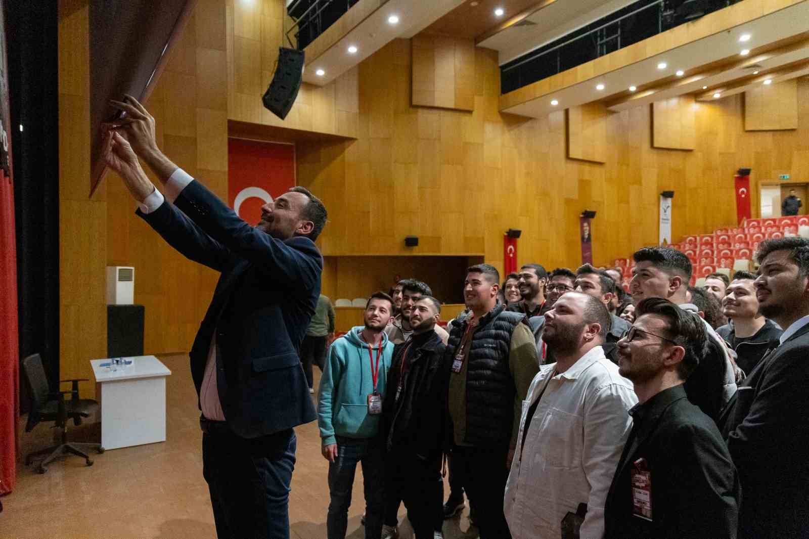 Başkan vekili Çiçek: "Mikrofon Gençlikte" programının ilk konuğu oldu
