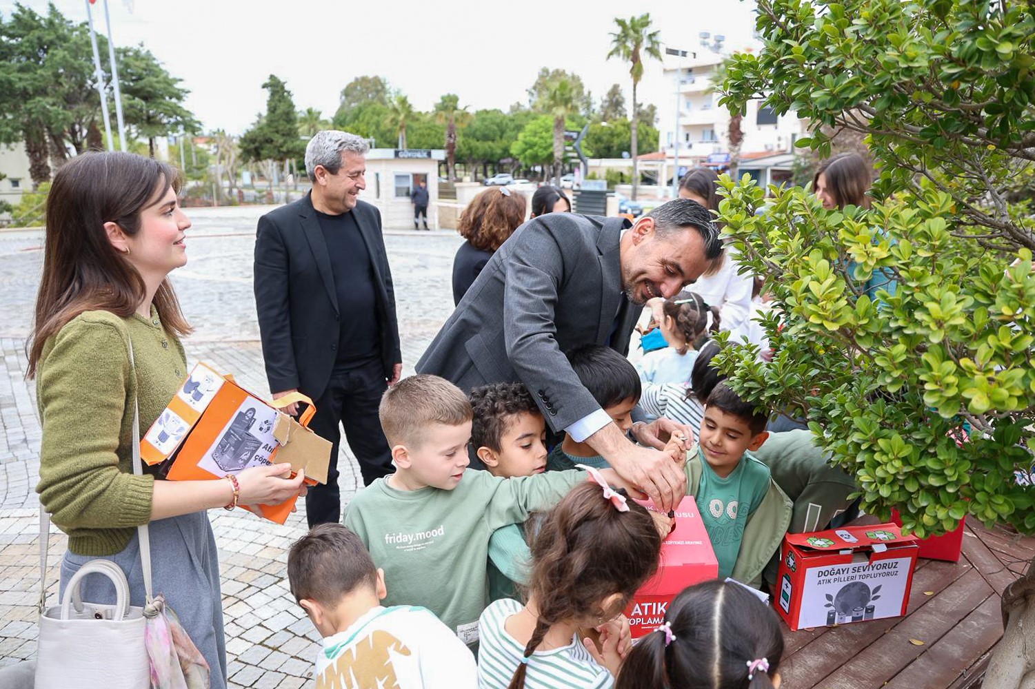 Başkan Vekili Çiçek miniklerle birlikte atık pil topladı
