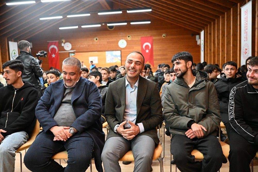 Başkan Vekili Karadeniz, "Gençlik Kampları" programında öğrencilerin sorularını yanıtladı
