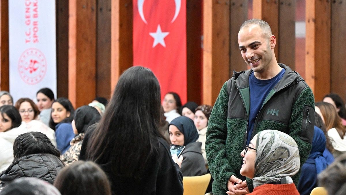 Başkan Vekili Karadeniz, "Gençlik Kampları" programında öğrencilerin sorularını yanıtladı
