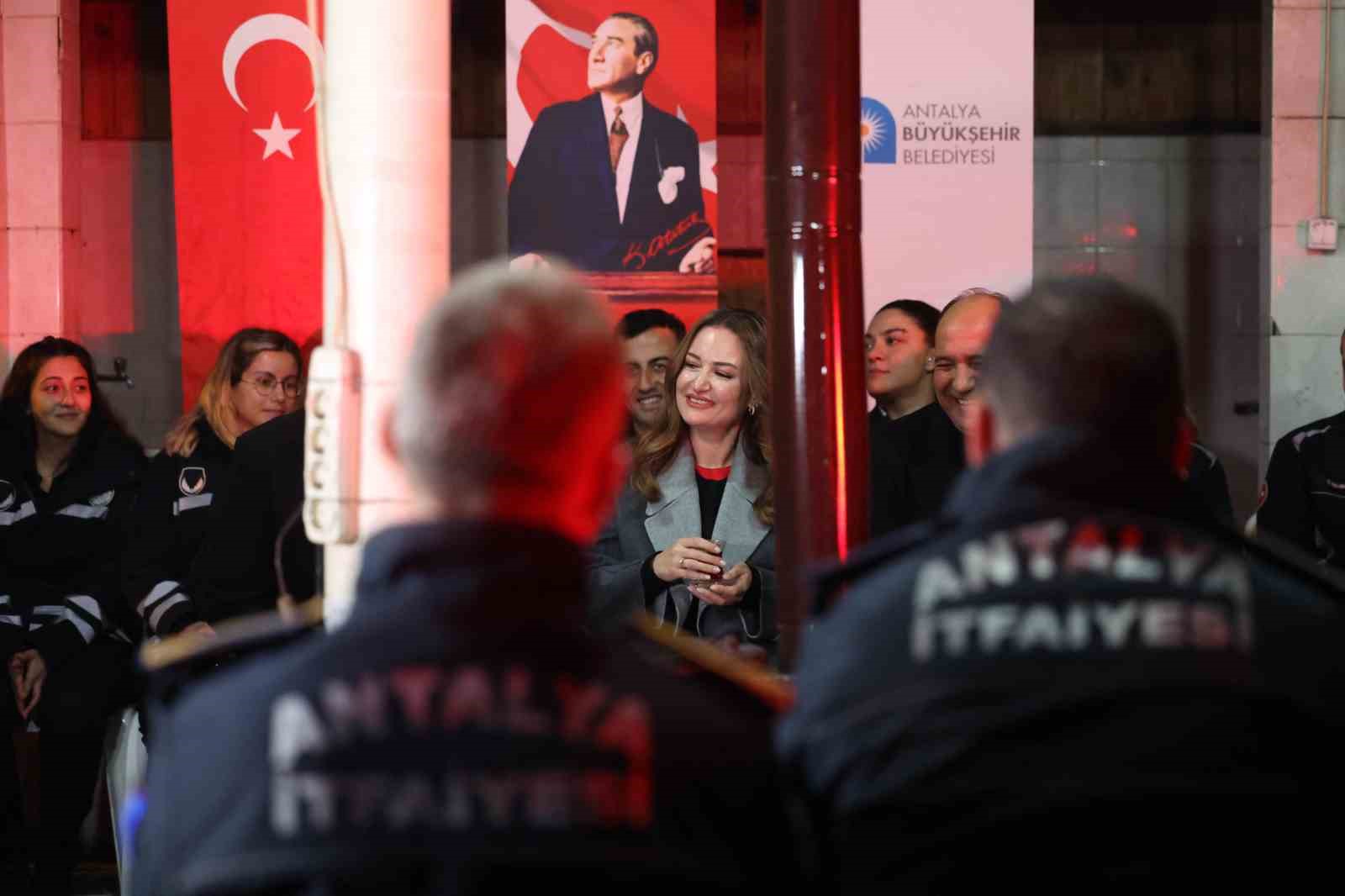 Başkan Vekili Özdemir, 2026 yılını itfaiye personeli ile karşıladı
