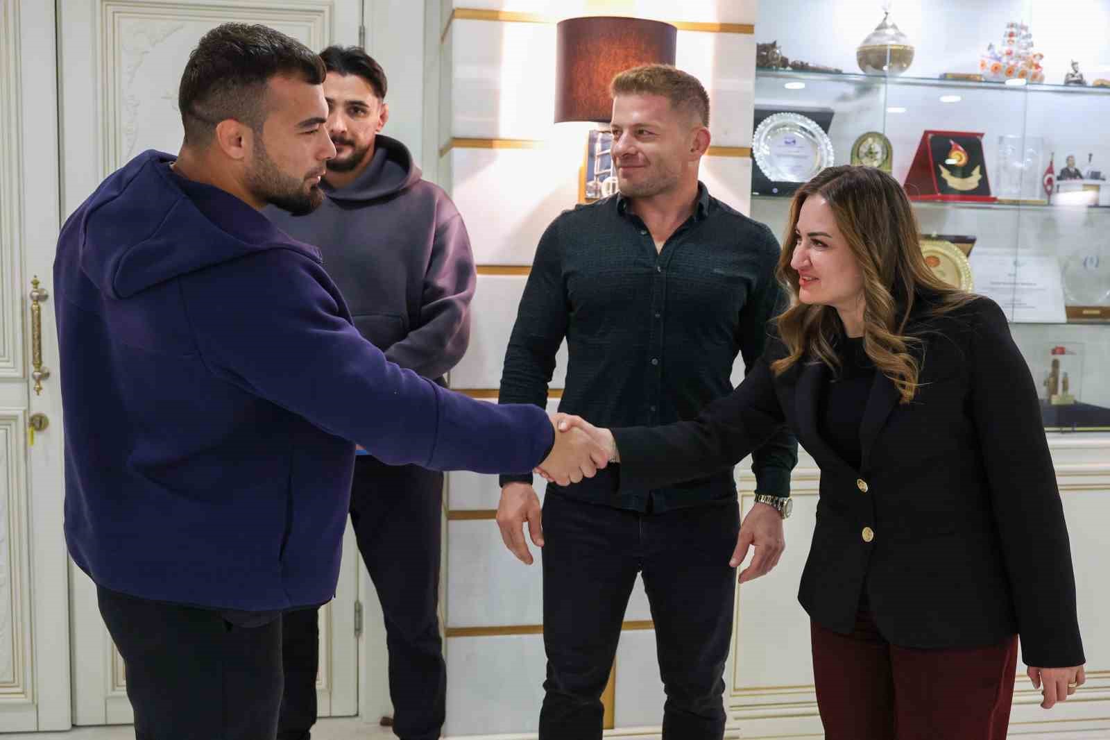 Başkan Vekili Özdemir başpehlivanları ağırladı: "Altın kemeri Antalya’ya getireceğinize inanıyorum"
