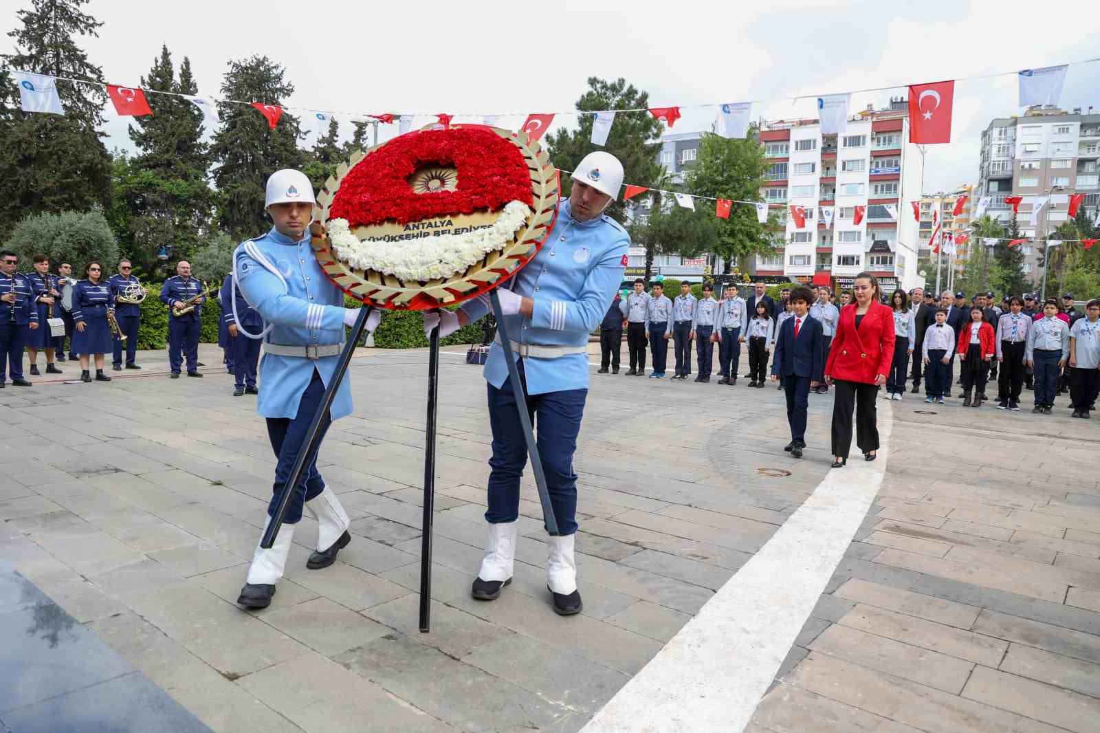 Başkan Vekili Özdemir, koltuğunu çocuk başkana devretti
