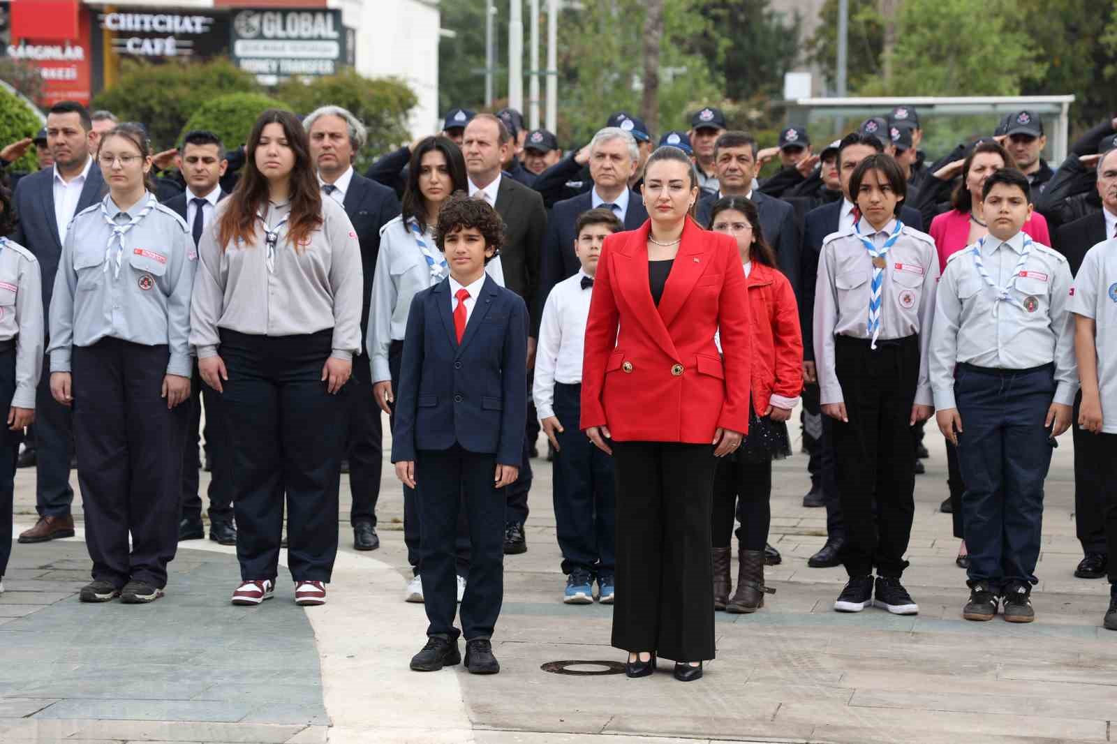 Başkan Vekili Özdemir, koltuğunu çocuk başkana devretti
