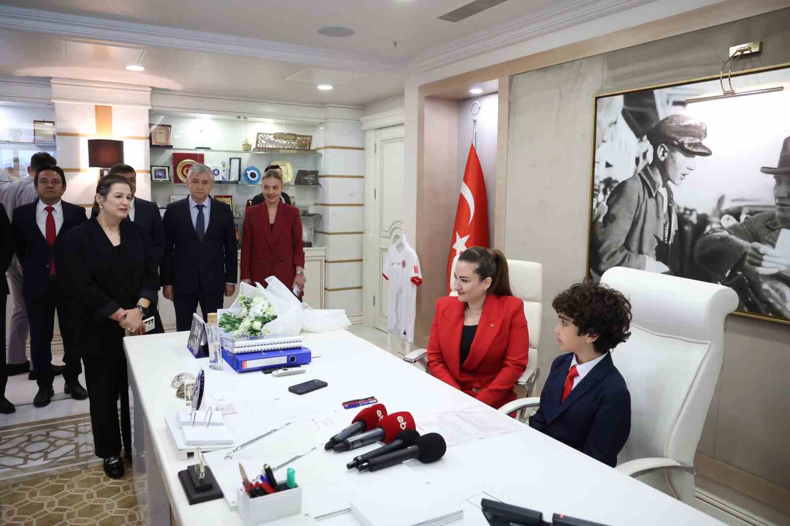 Başkan Vekili Özdemir, koltuğunu çocuk başkana devretti
