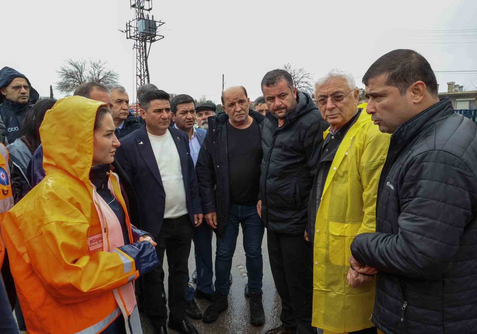 Başkan Vekili Özdemir: "Son 24 saatte metrekareye 200 mm yağış düştüğü tespit edildi"
Başkan Vekili Özdemir: "Son 24 saatte metrekareye 200 mm yağış düştüğü tespit edildi"