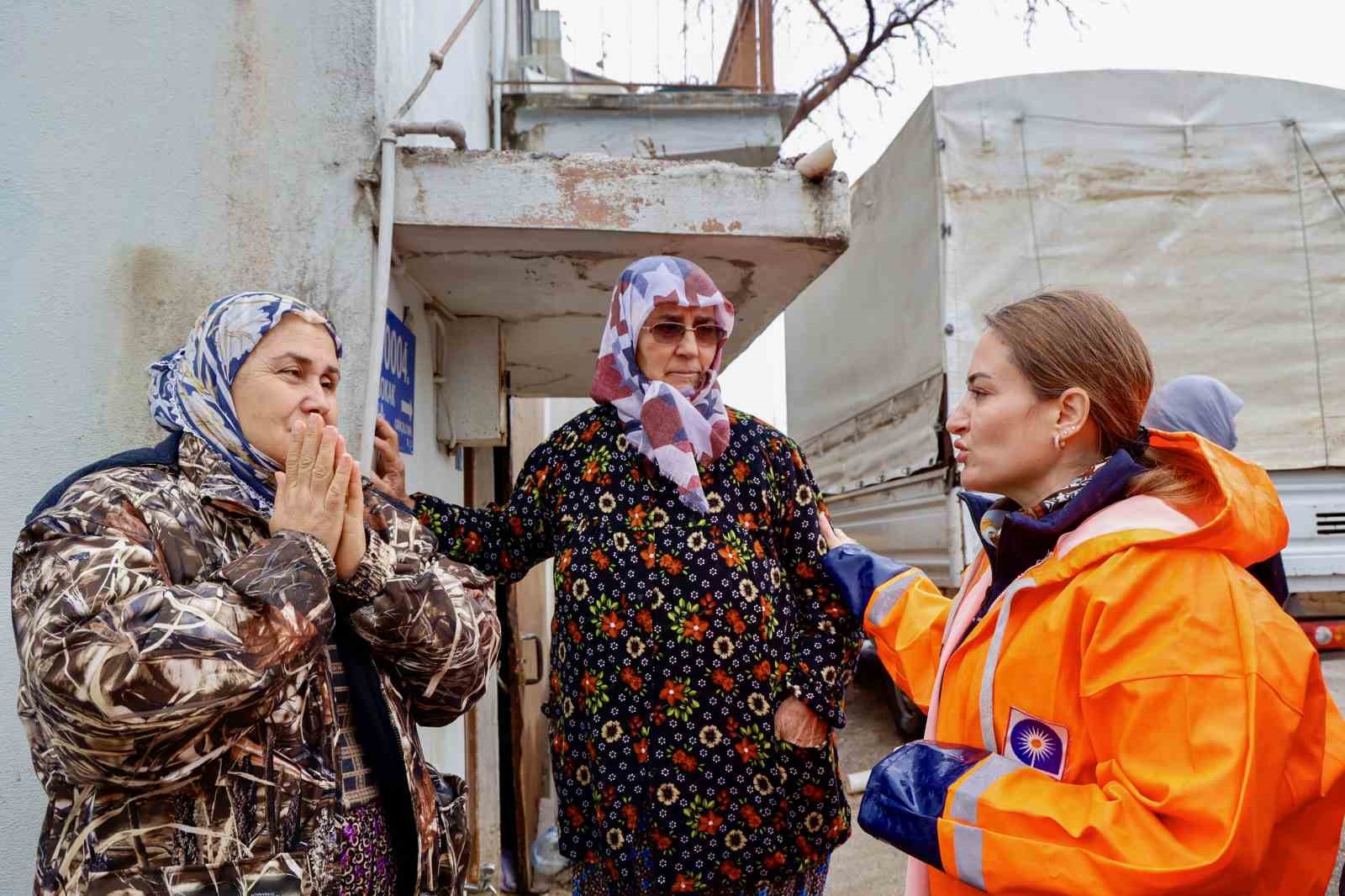 Başkan Vekili Özdemir: "Son 24 saatte metrekareye 200 mm yağış düştüğü tespit edildi"
Başkan Vekili Özdemir: "Son 24 saatte metrekareye 200 mm yağış düştüğü tespit edildi"