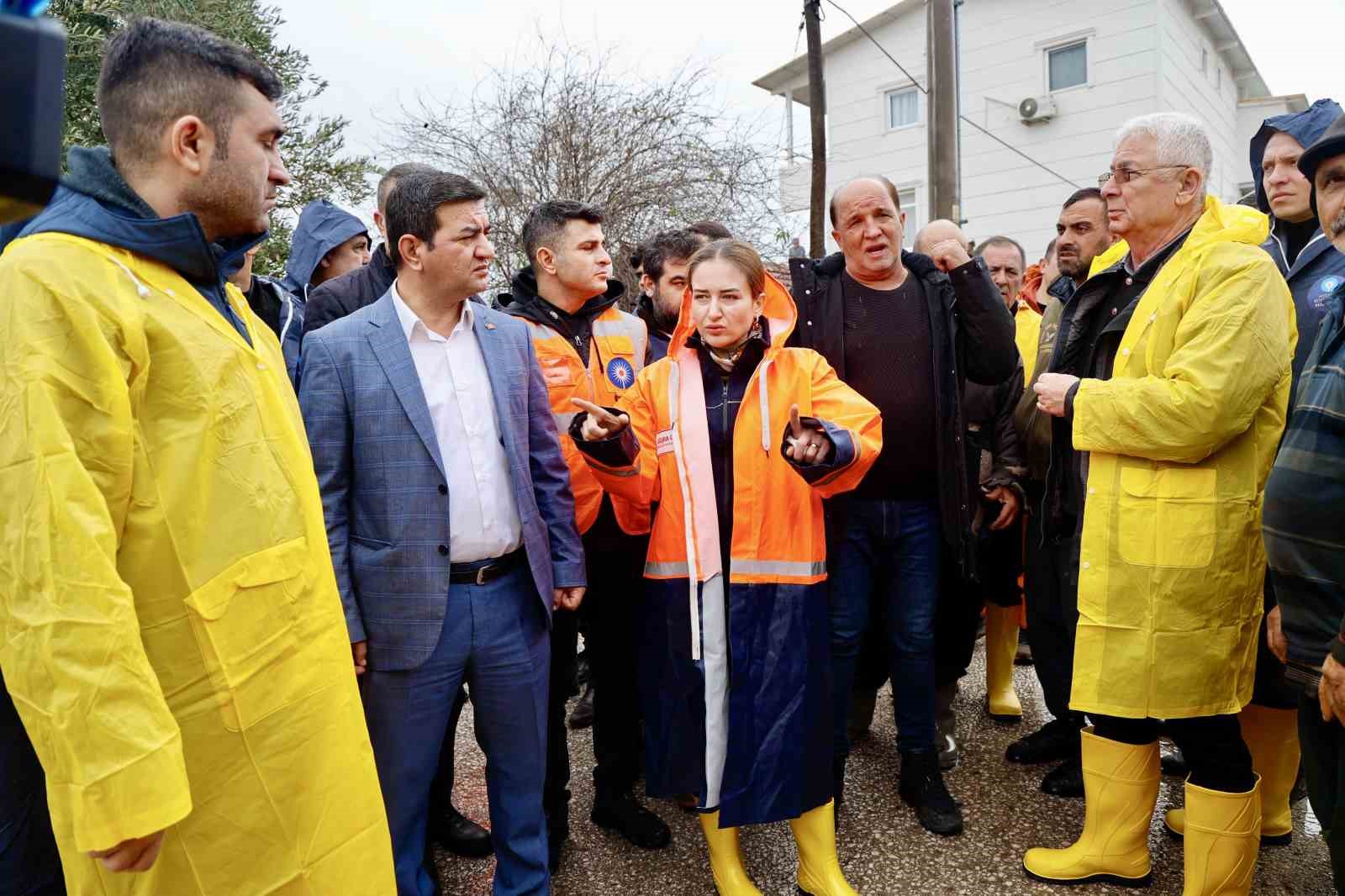 Başkan Vekili Özdemir: "Son 24 saatte metrekareye 200 mm yağış düştüğü tespit edildi"
Başkan Vekili Özdemir: "Son 24 saatte metrekareye 200 mm yağış düştüğü tespit edildi"
