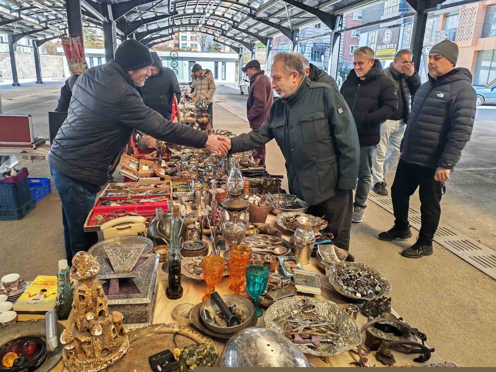 Başkan Yalçın Antika Pazarı’nda
