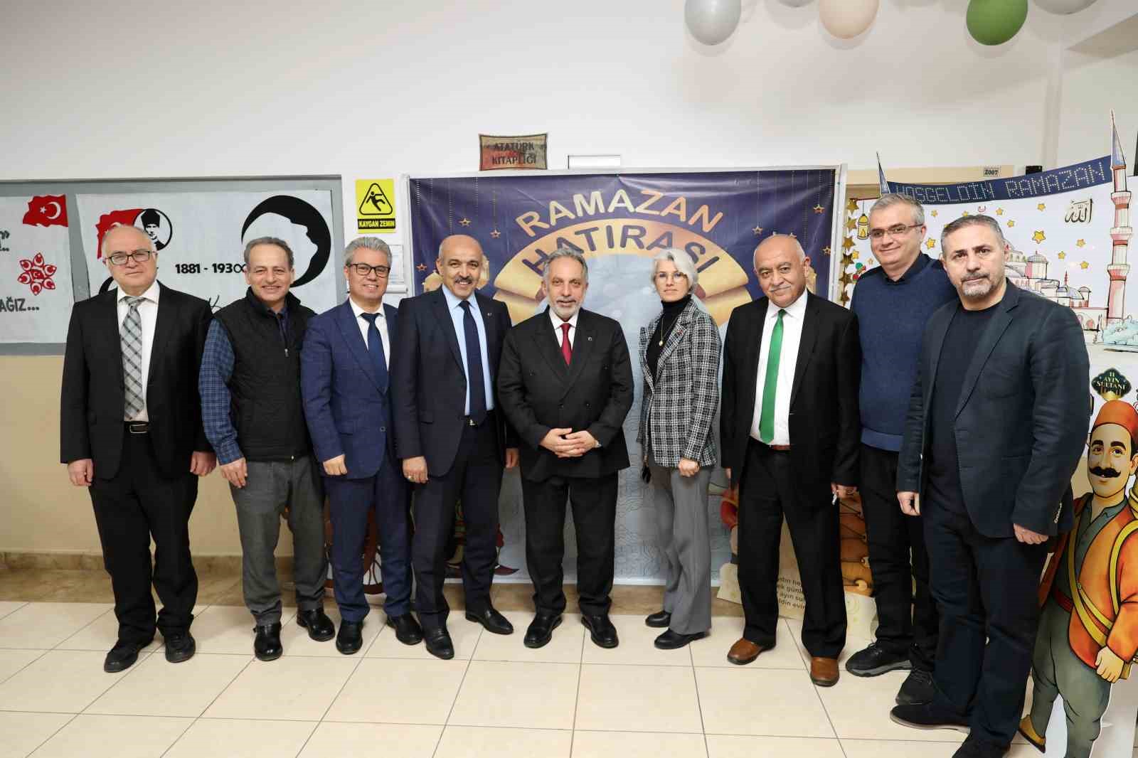 Başkan Yalçın gençlerle Ramazan söyleşisinde
Başkan Yalçın gençlerle Ramazan söyleşisinde