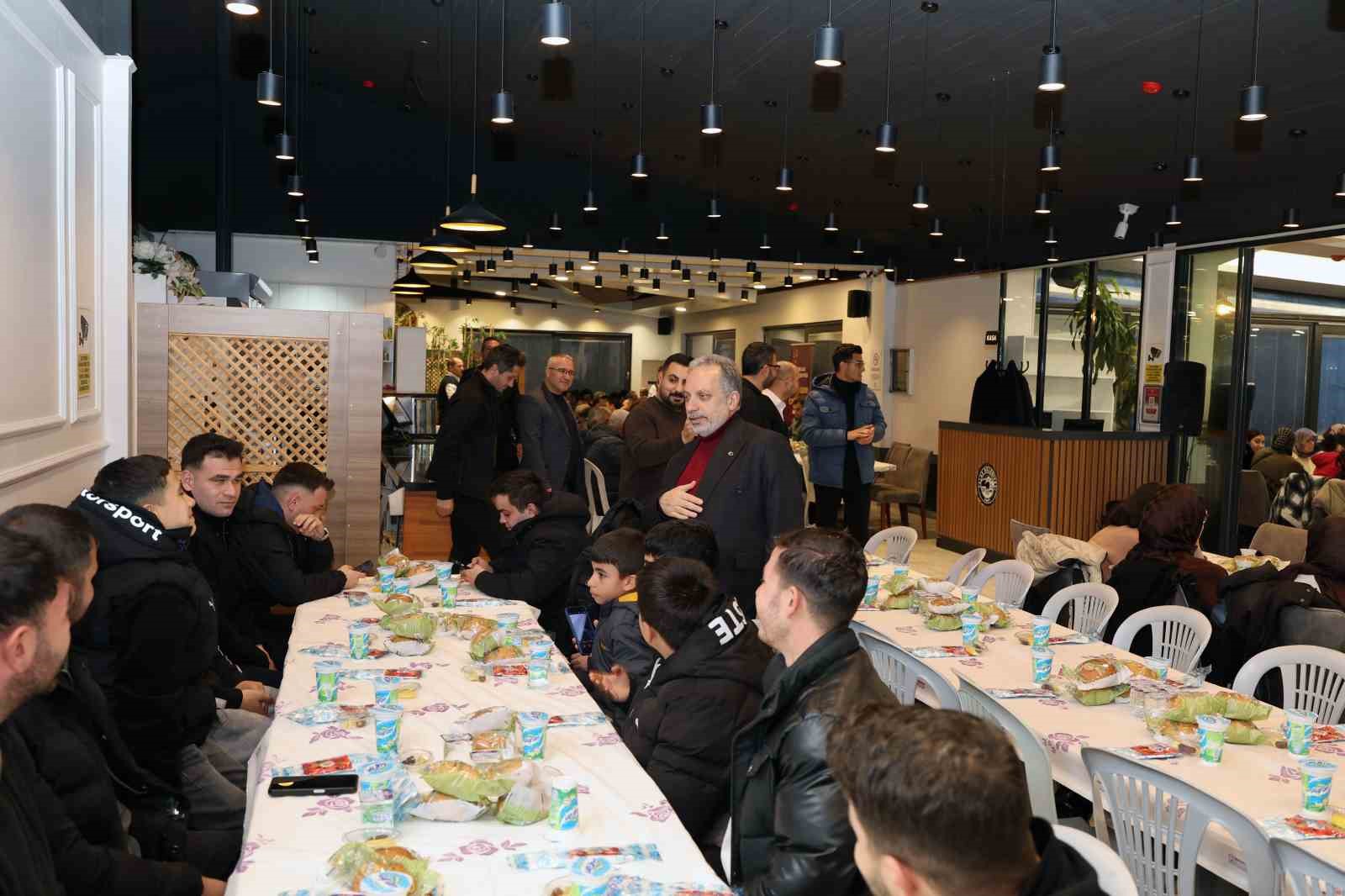 Başkan Yalçın gönül sofrasında vatandaşlarla iftar açtı
