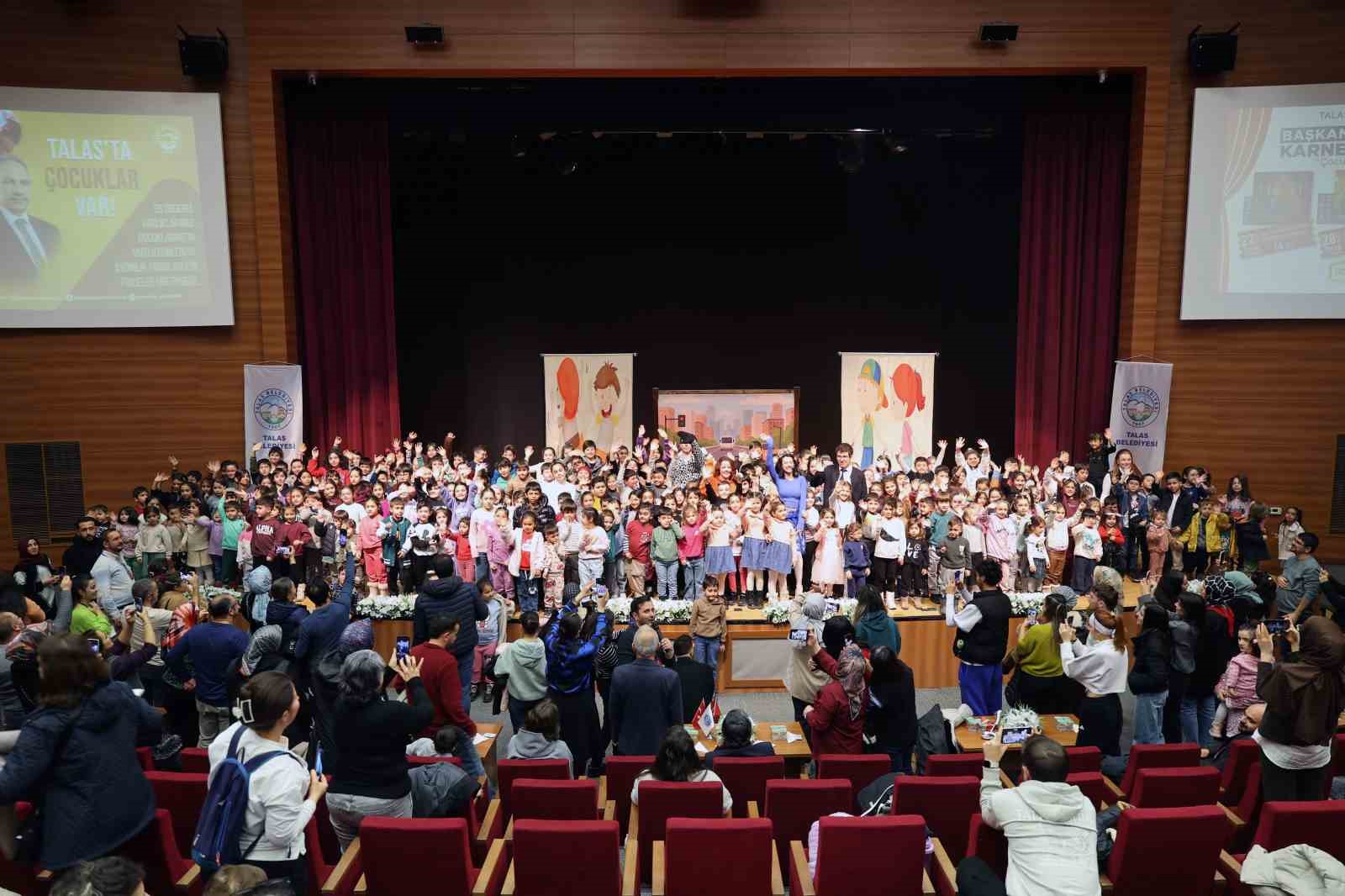 Başkan Yalçın’ın çocuklara hediyesi devam ediyor
