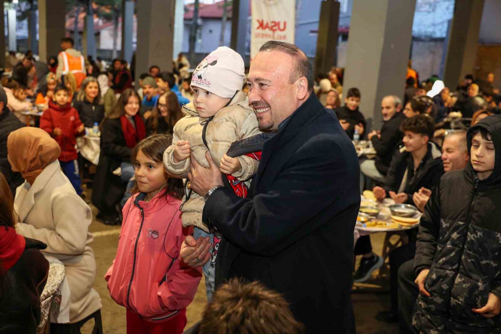 Başkan Yalım, Atatürk Mahallesi’nde yüzlerce vatandaşla iftar sofrasında bir araya geldi
Başkan Yalım, Atatürk Mahallesi’nde yüzlerce vatandaşla iftar sofrasında bir araya geldi