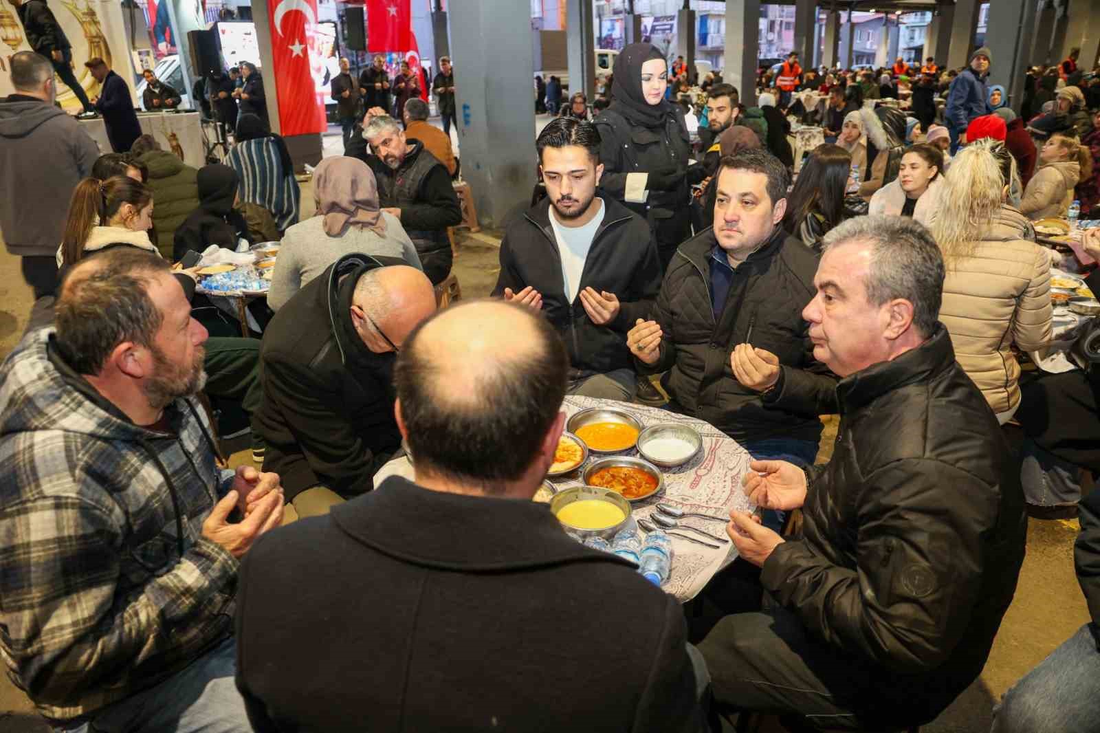 Başkan Yalım, Atatürk Mahallesi’nde yüzlerce vatandaşla iftar sofrasında bir araya geldi
Başkan Yalım, Atatürk Mahallesi’nde yüzlerce vatandaşla iftar sofrasında bir araya geldi