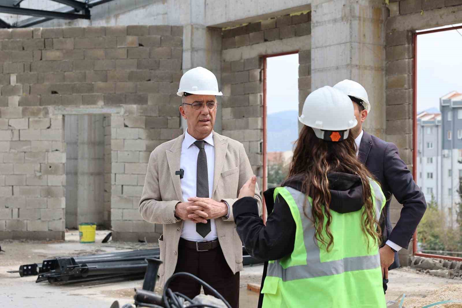 Başkan Yapar, Akasya Mahallesinde yapımı devam eden sosyal tesisi inceledi
