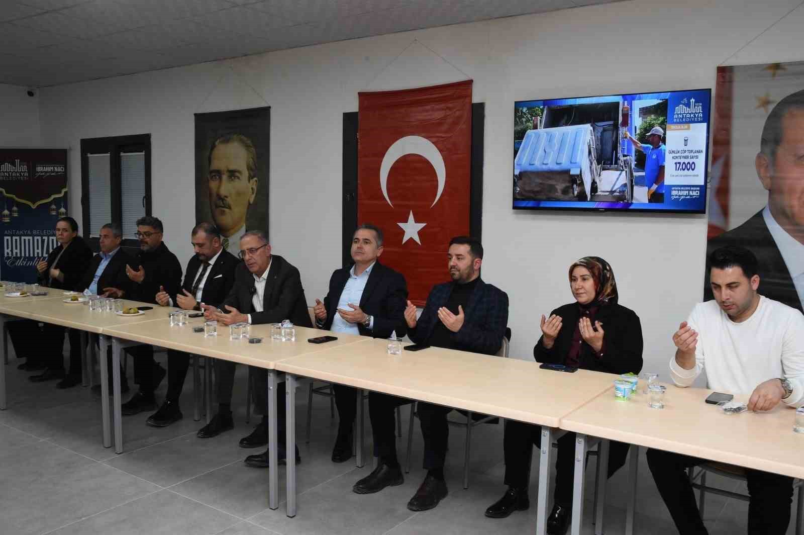 Başkan Yapar, mahalle muhtarlarıyla iftar programında bir araya geldi
