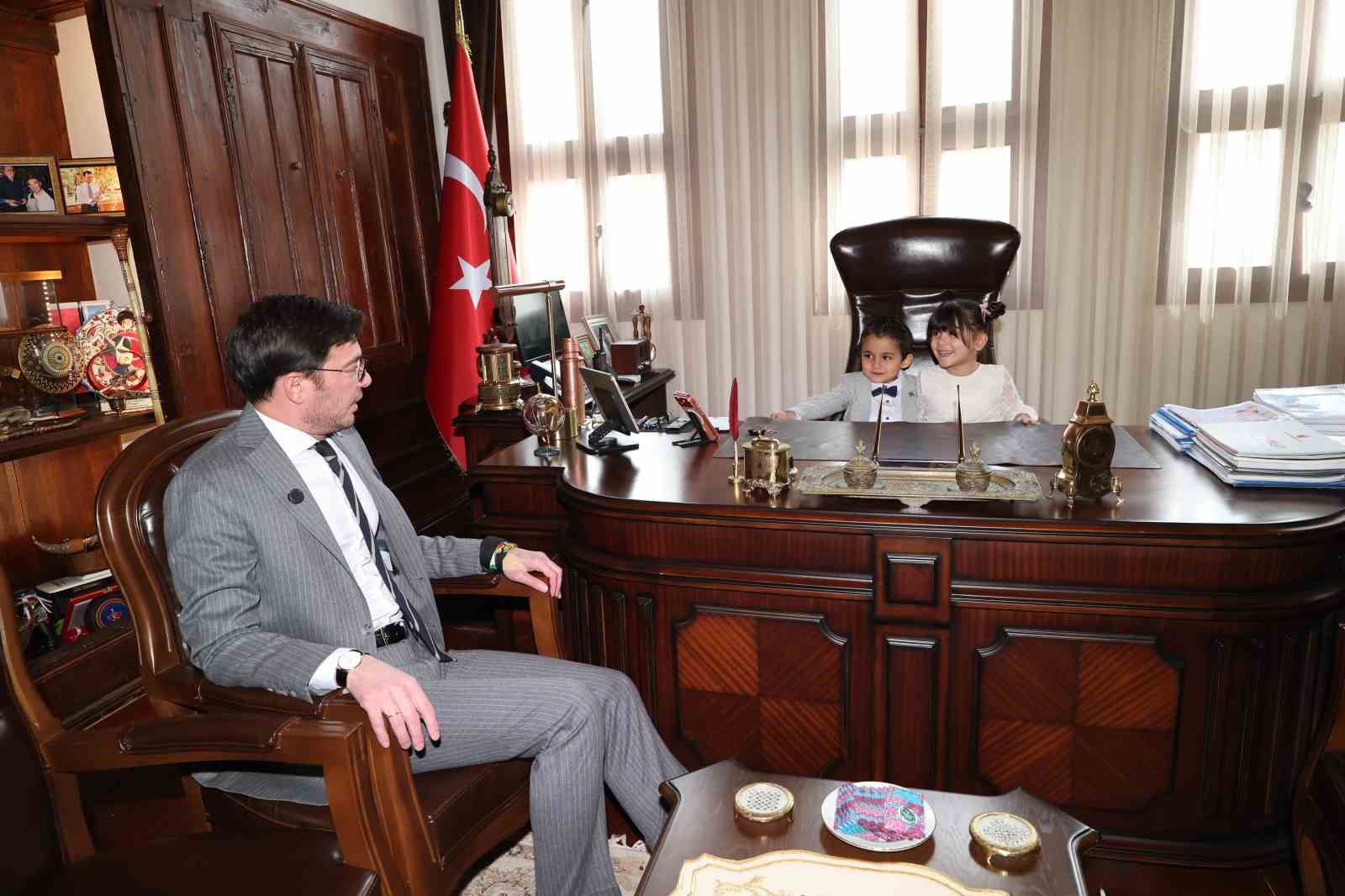 Başkan Yazıcıoğlu, makamını miniklere devretti
