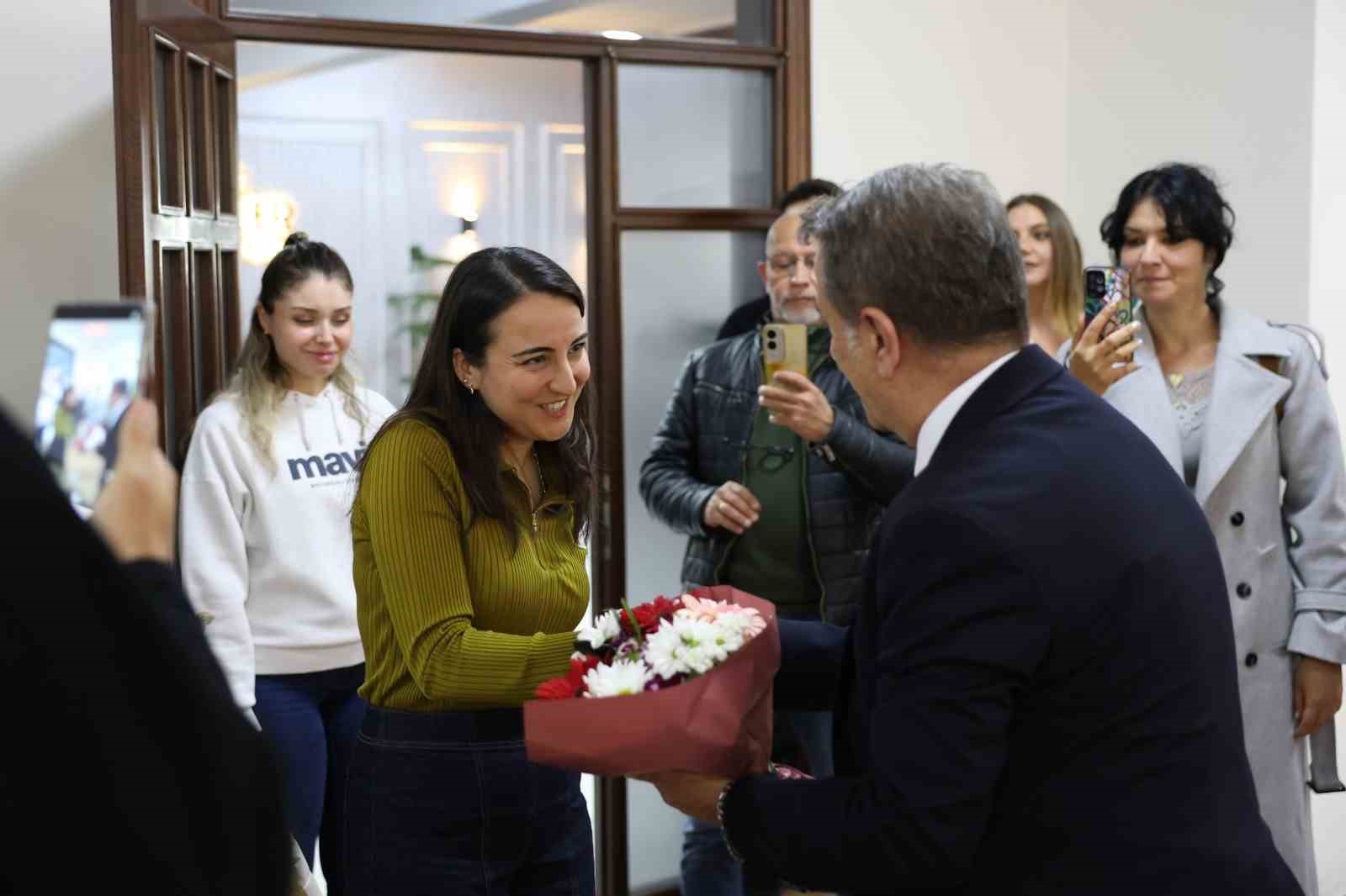 Başkan Yetişkin’den kadın meclis üyelerine anlamlı davranış
