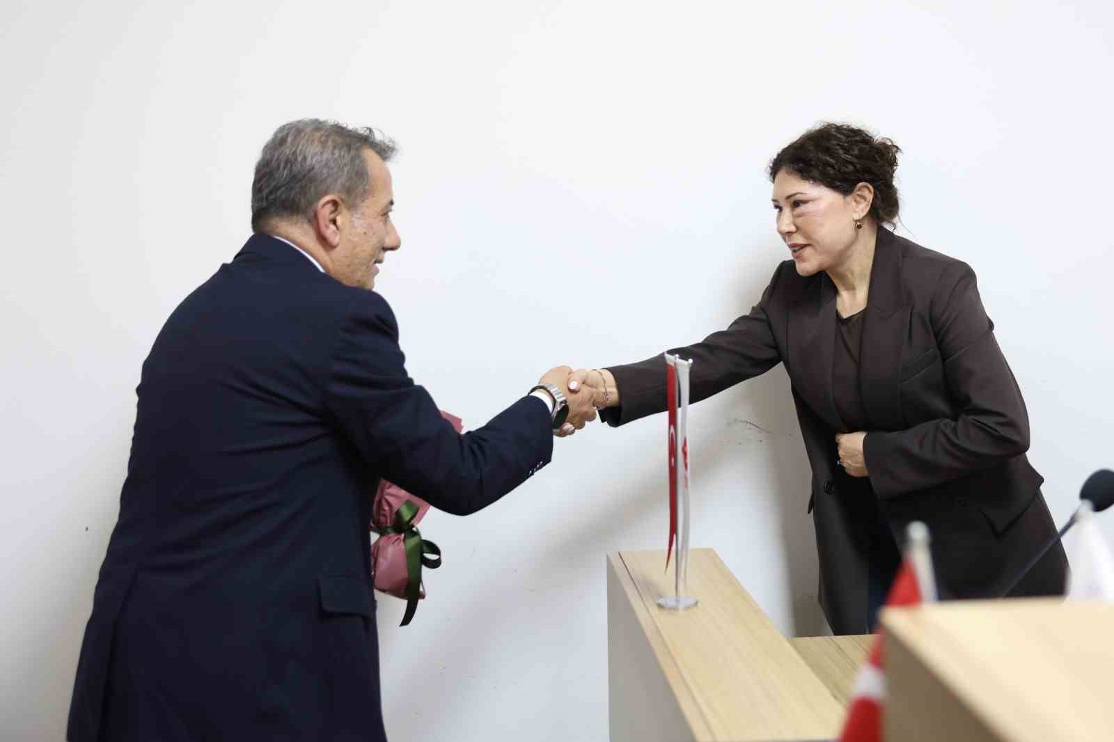 Başkan Yetişkin’den kadın meclis üyelerine anlamlı davranış
