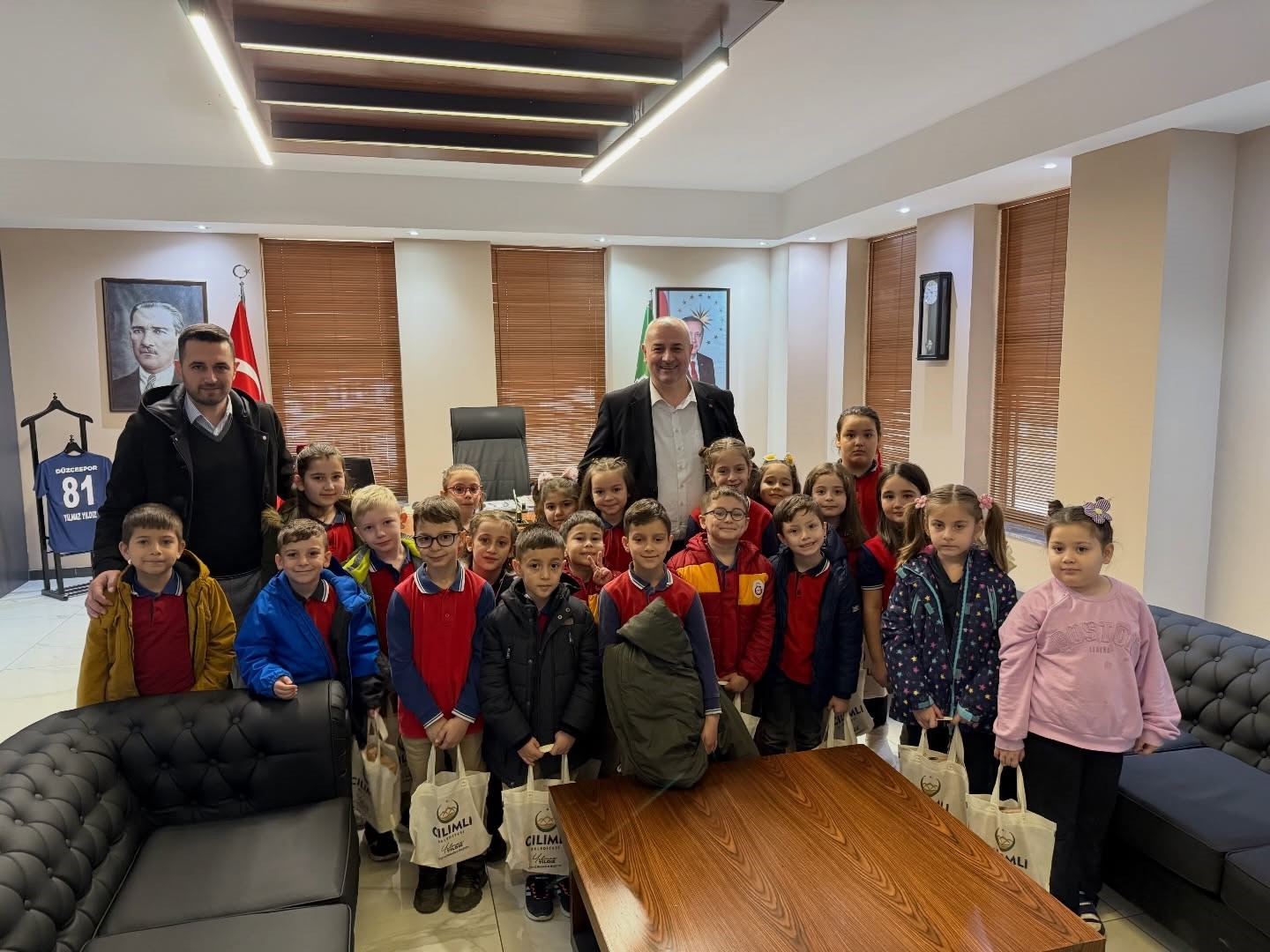 Başkan Yıldız, minik öğrencileri belediyede ağırladı
