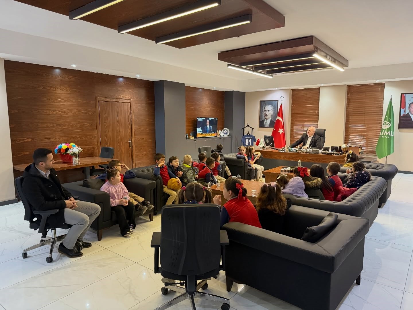 Başkan Yıldız, minik öğrencileri belediyede ağırladı
