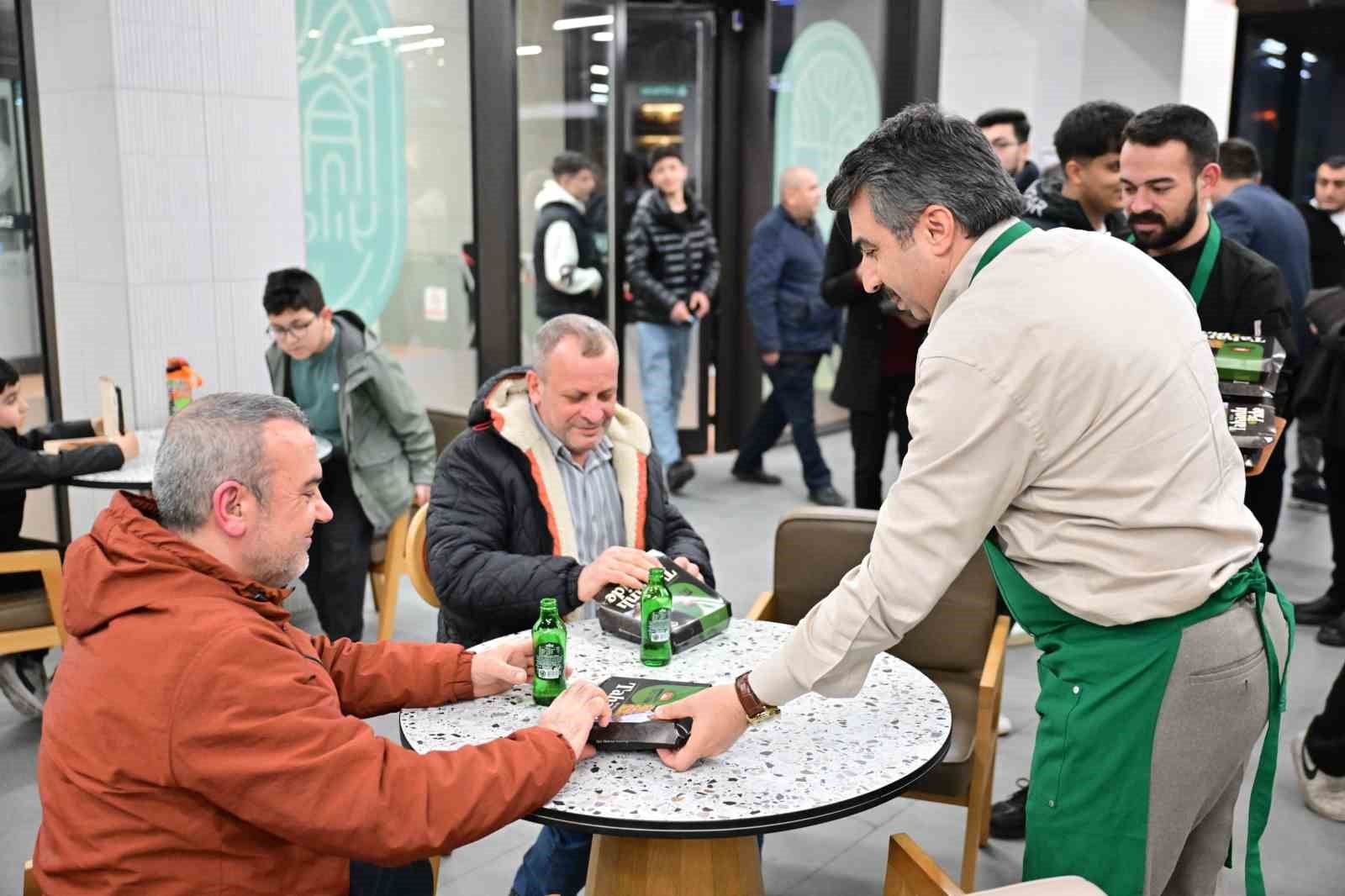 Başkan Yılmaz önce pişirdi sonra ikram etti
